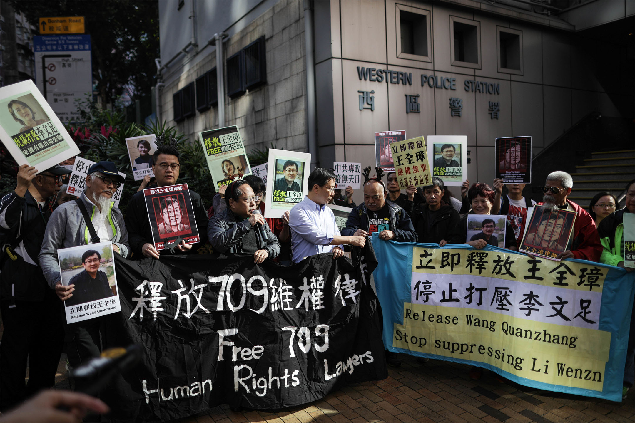 2018年12月26日，香港多個政黨及團體高舉海報，到中聯辦的抗議中國「709大抓捕」，打壓維護人士。攝：S.C. Leung/SOPA Images/LightRocket via Getty Images