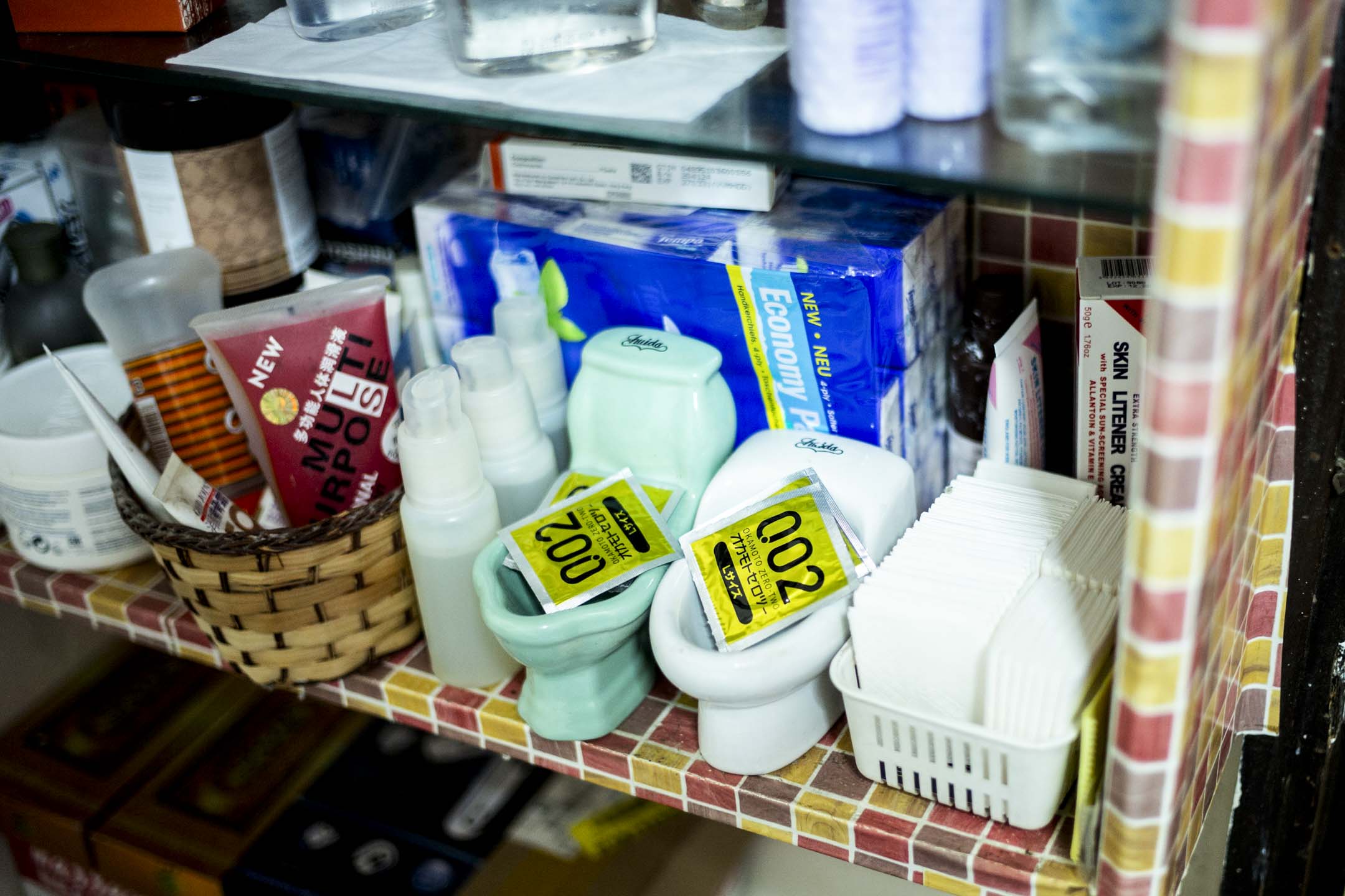 男性性工作者房間中的的一些性用品。 攝:林振東/端傳媒