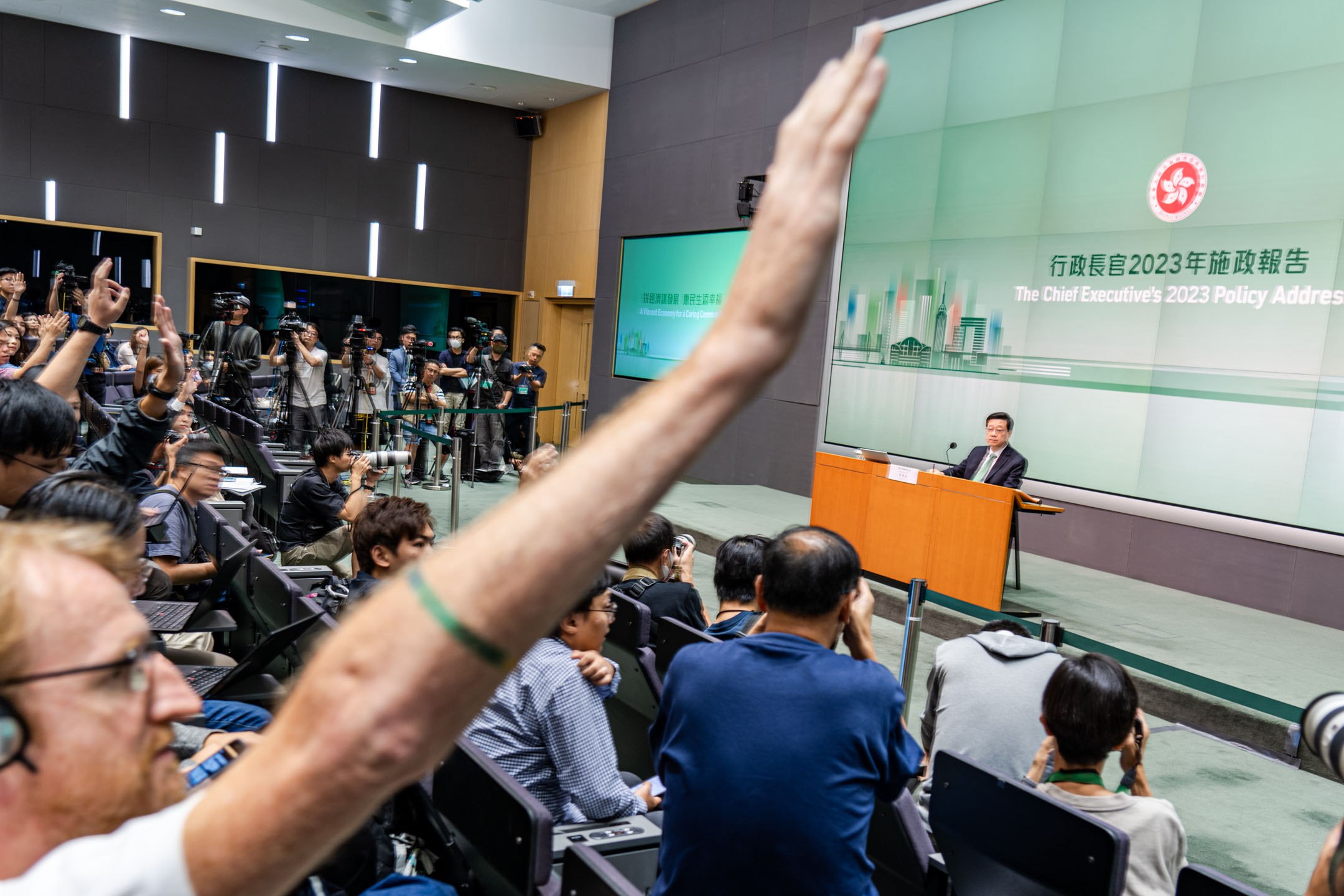 2023年10月25日,香港,特首李家超發表施政報告後見記者。攝:Ryan Lai/端傳媒