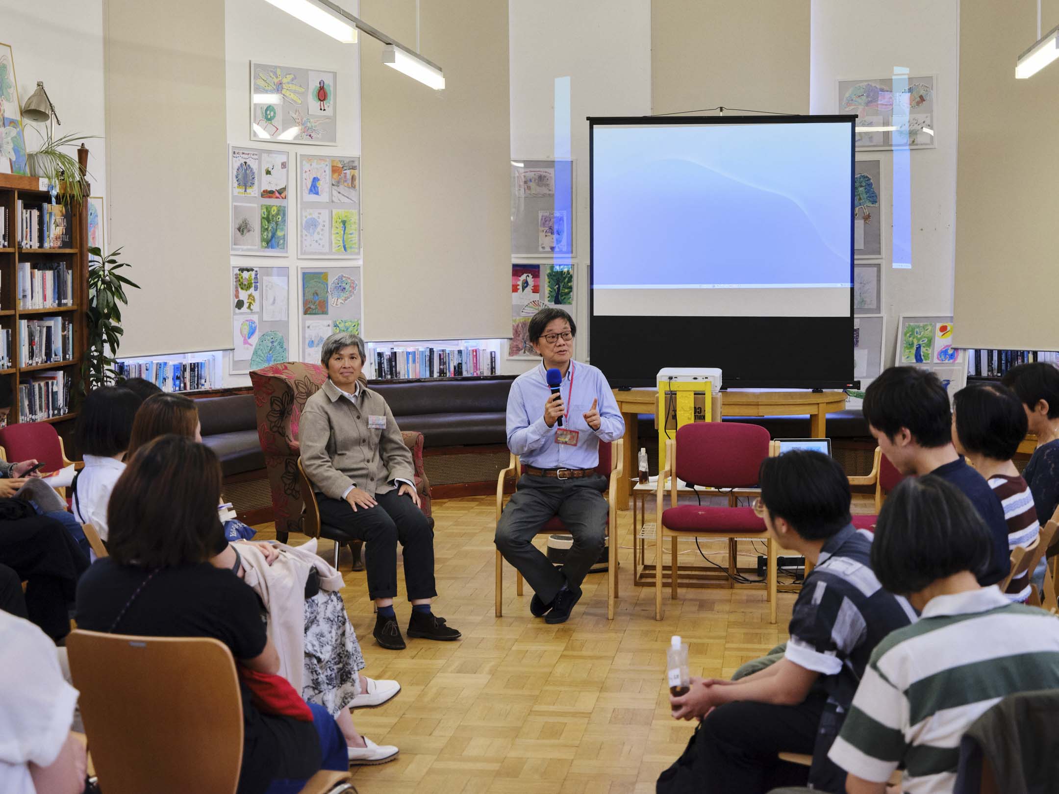 「悅讀逸」活動分為三天。其中在8月26日的《書人頌》電影放映會﹐有「青文書屋」的創辦人之一張楚勇分享青文書屋成立的故事。攝:Peter Wong/端傳媒