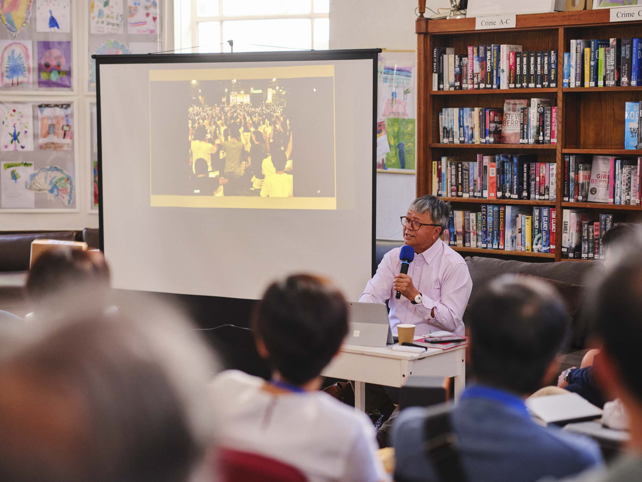 「悅讀逸」書展期間,香港中文大學哲學系退休教授張燦輝到場分享,播放PowerPoint演講的時候,現場瞬間好像變成香港某所大學的演講廳,參加者聚精會神聆聽。攝:Peter Wong/端傳媒