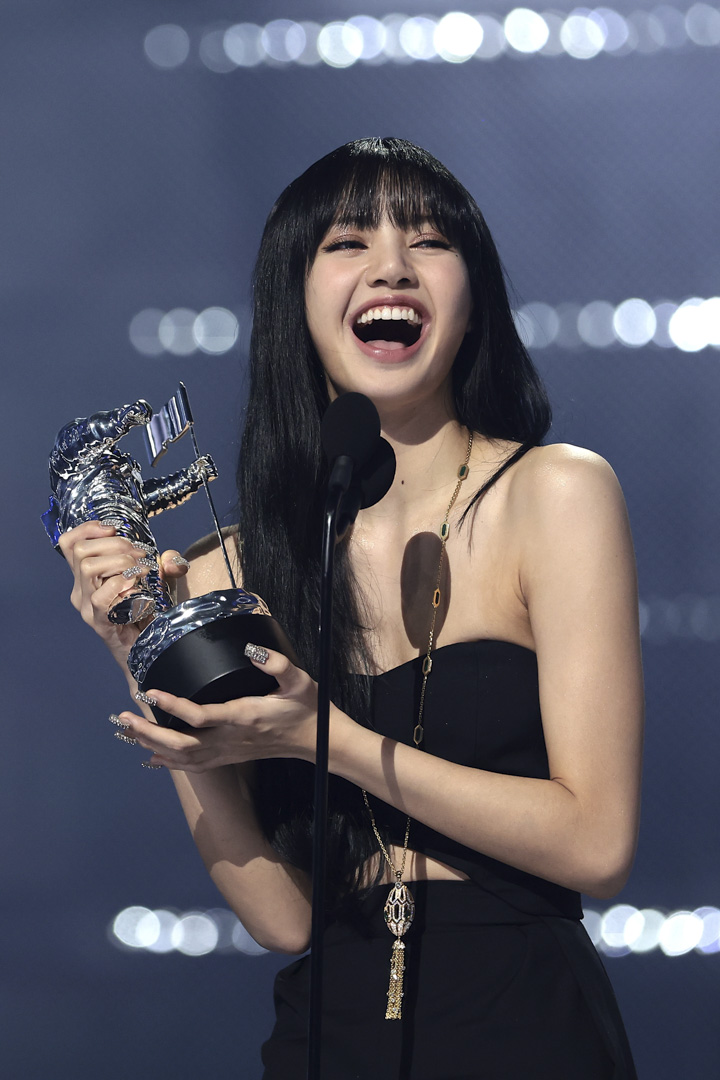2022年8月28日，BLACKPINK 的 Lisa 在2022年 MTV VMA 舞台上接受最佳 K-Pop 獎。攝：Dimitrios Kambouris/Getty Images for MTV/Paramount Global