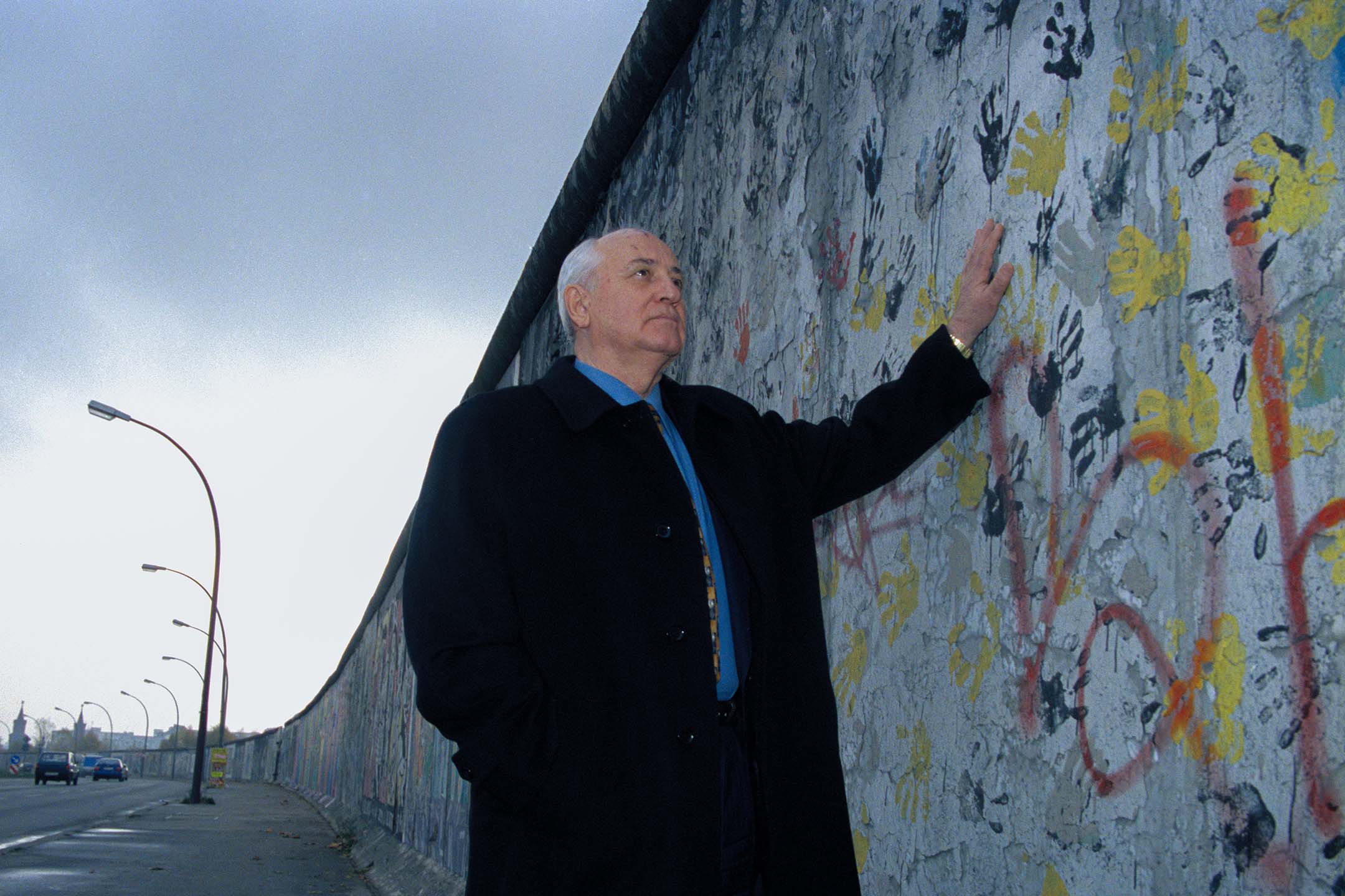 1998年5月,戈巴契夫 (Mikhail Gorbachev)在柏林圍牆。攝:Micheline Pelletier/Sygma via Getty Images