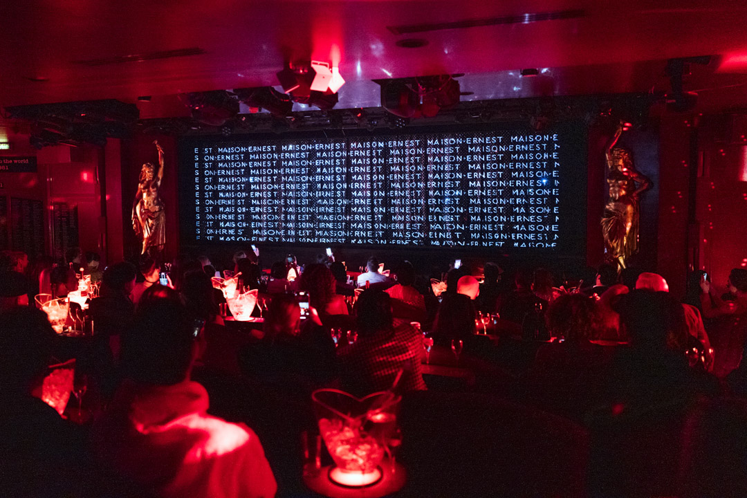 2023年3月3日，法國巴黎時裝週，其中一場瘋馬騷演出。攝：Kristy Sparow/WireImage