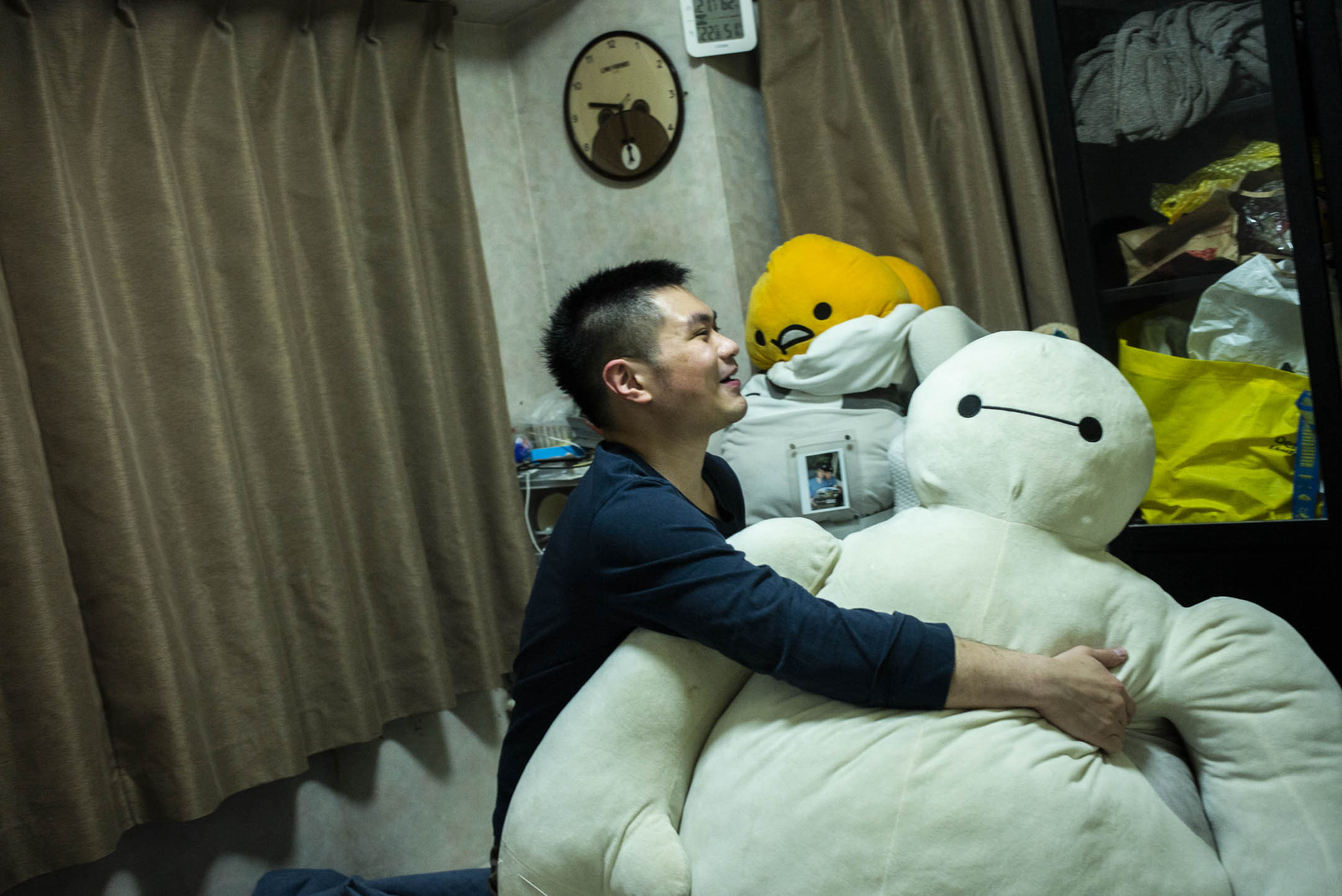 Nick 与 Ken二人房中放著一只等身高的巨大Baymax公仔,是他们刚刚搬进来时,Nick在街上看到,因为Ken喜欢,不惜叫了一辆小型货车运回家,然后再耗费三天时间清洗。“有空间,才可以让事情发生。”