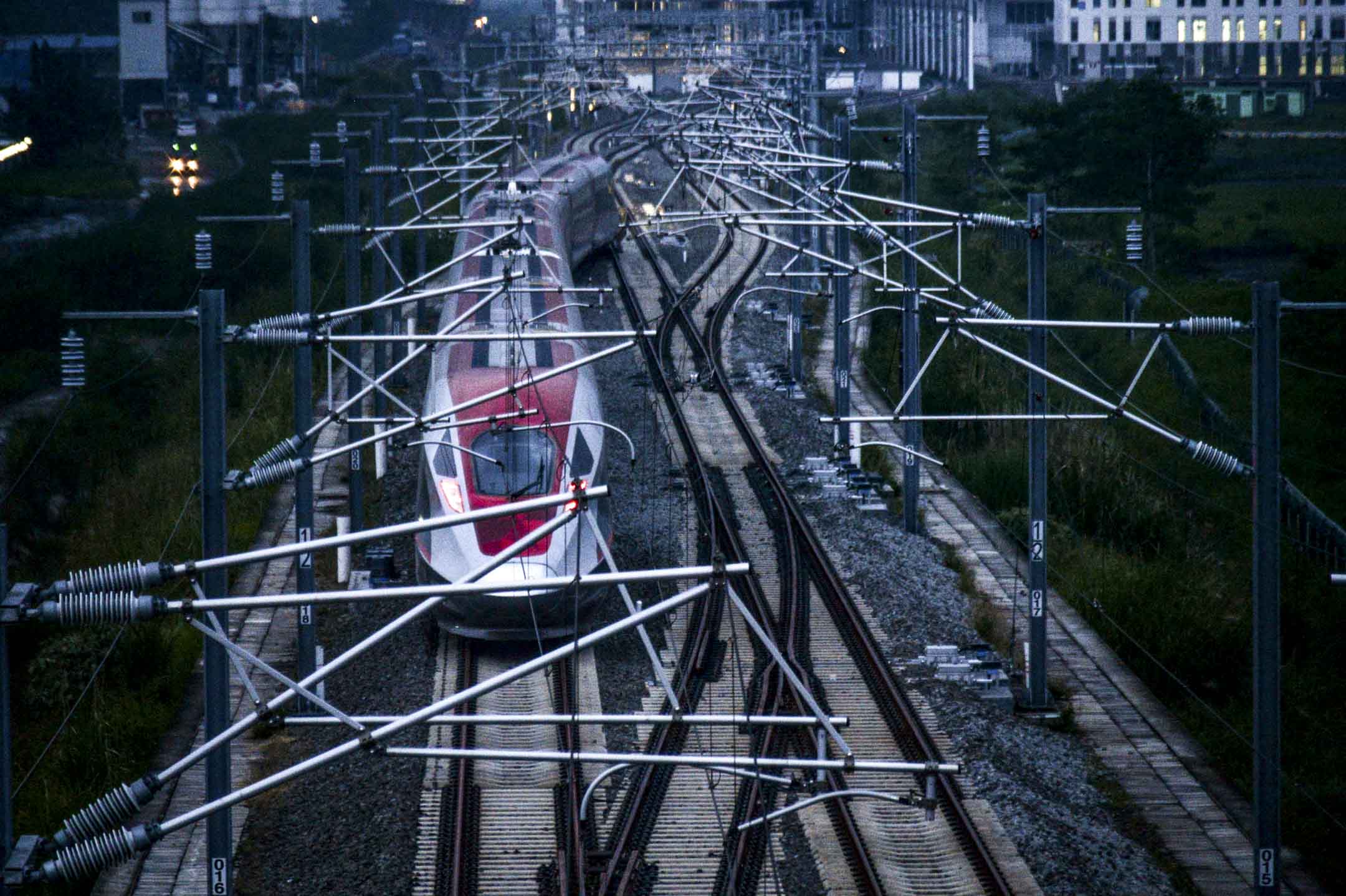 2023年5月19日,雅萬高鐵在印尼西爪哇省萬隆進行滑行測試。攝:Antara Foto/Raisan Al Farisi/via Reuters/達志影像