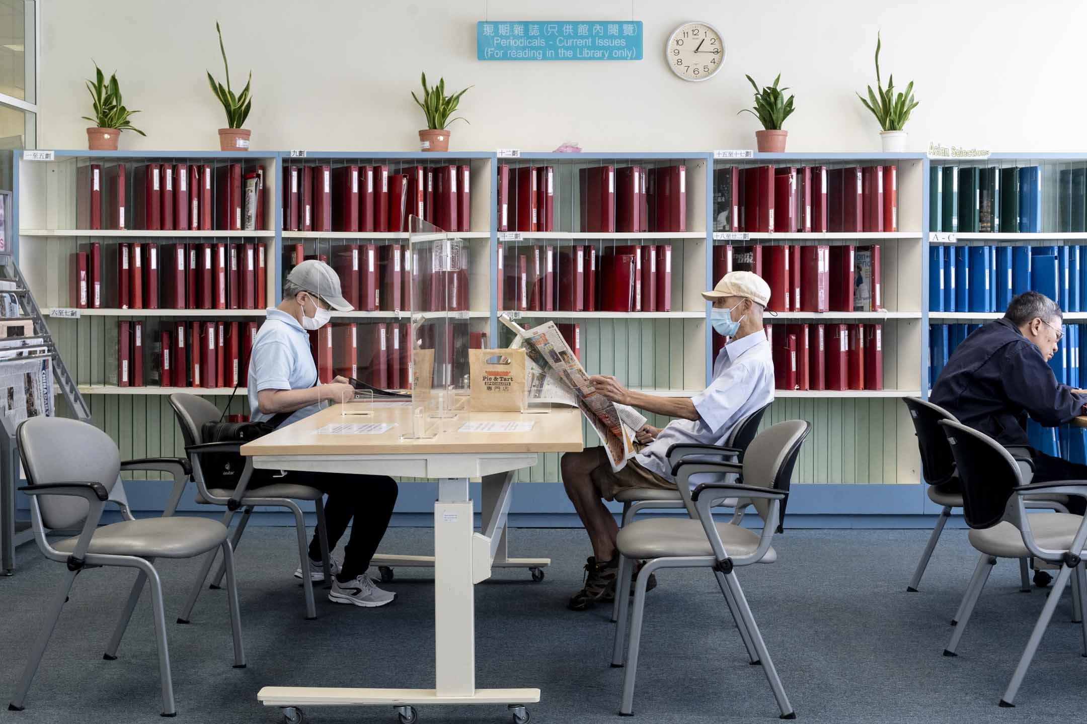 駱克道公共圖書館的報刊閱覽區。圖:端傳媒
