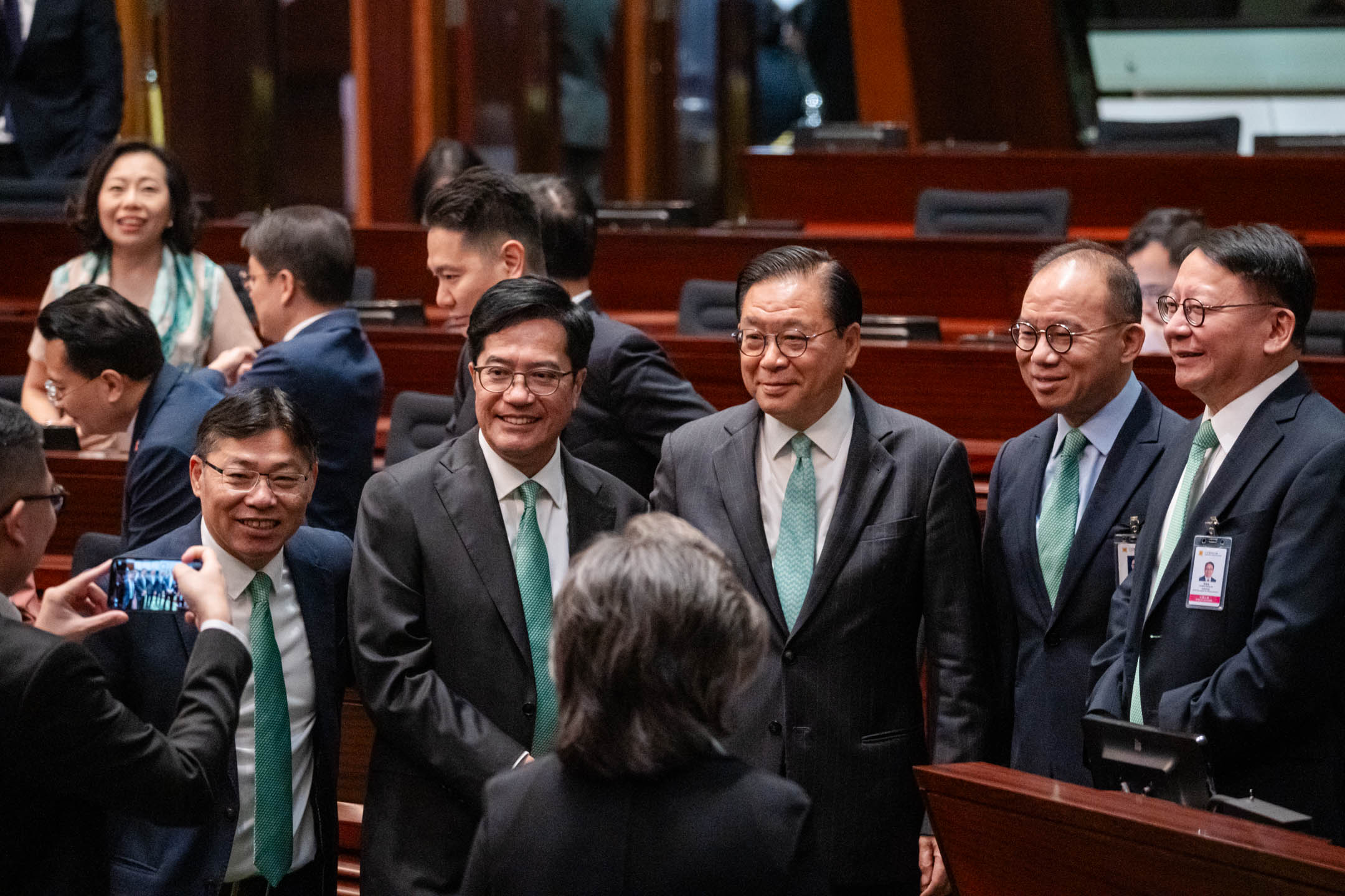 2023年10月25日，香港，特首李家超發表任內第二份施政報告，不少官員和議員穿著具綠色元素的衣著。攝：Ryan Lai/端傳媒