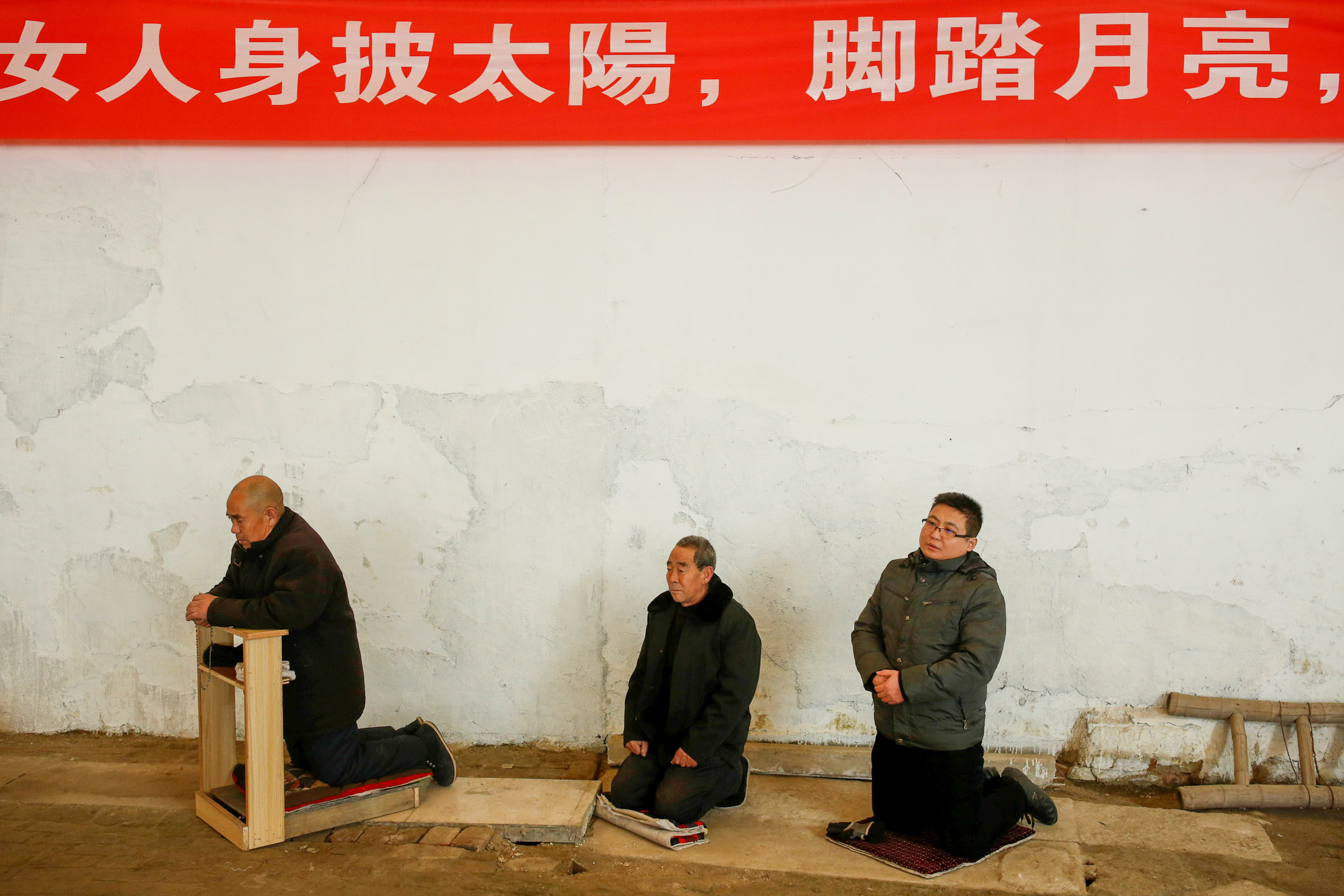2016年12月11日,中國,男子在鐵皮屋頂教堂參加週日禮拜。攝:Thomas Peter/Reuters/達志影像