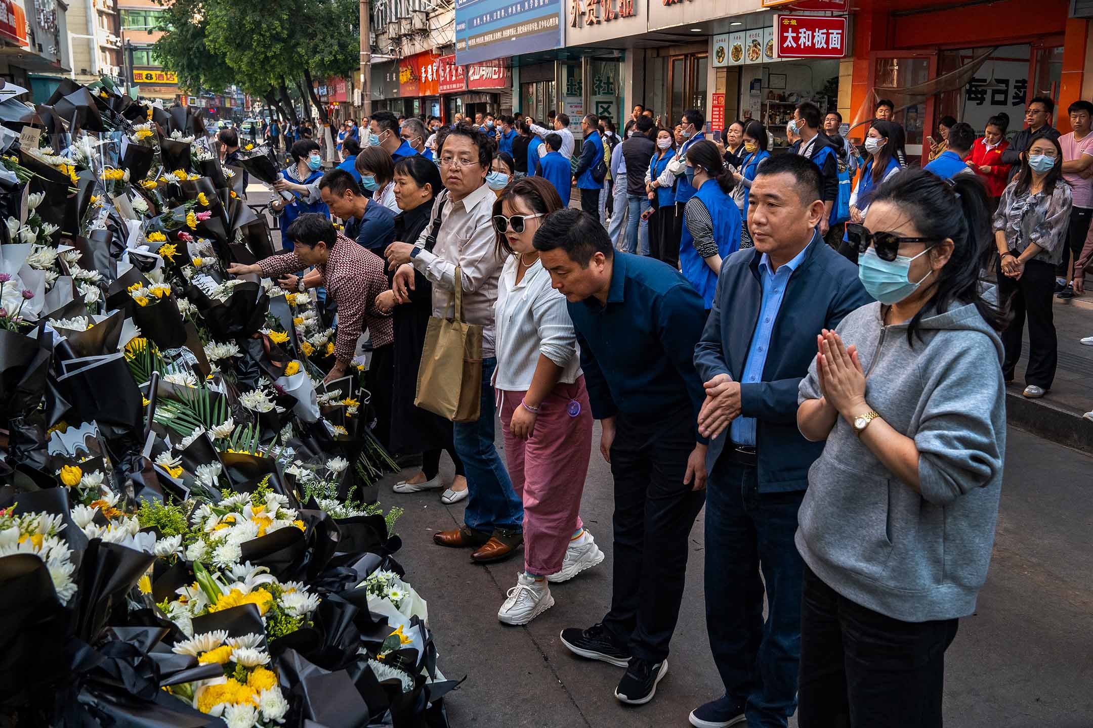 2023年10月31日,中国安徽合肥市,哀悼者在前中国总理李克强的故居前吊唁。摄:Andrea Verdelli/Bloomberg via Getty Images