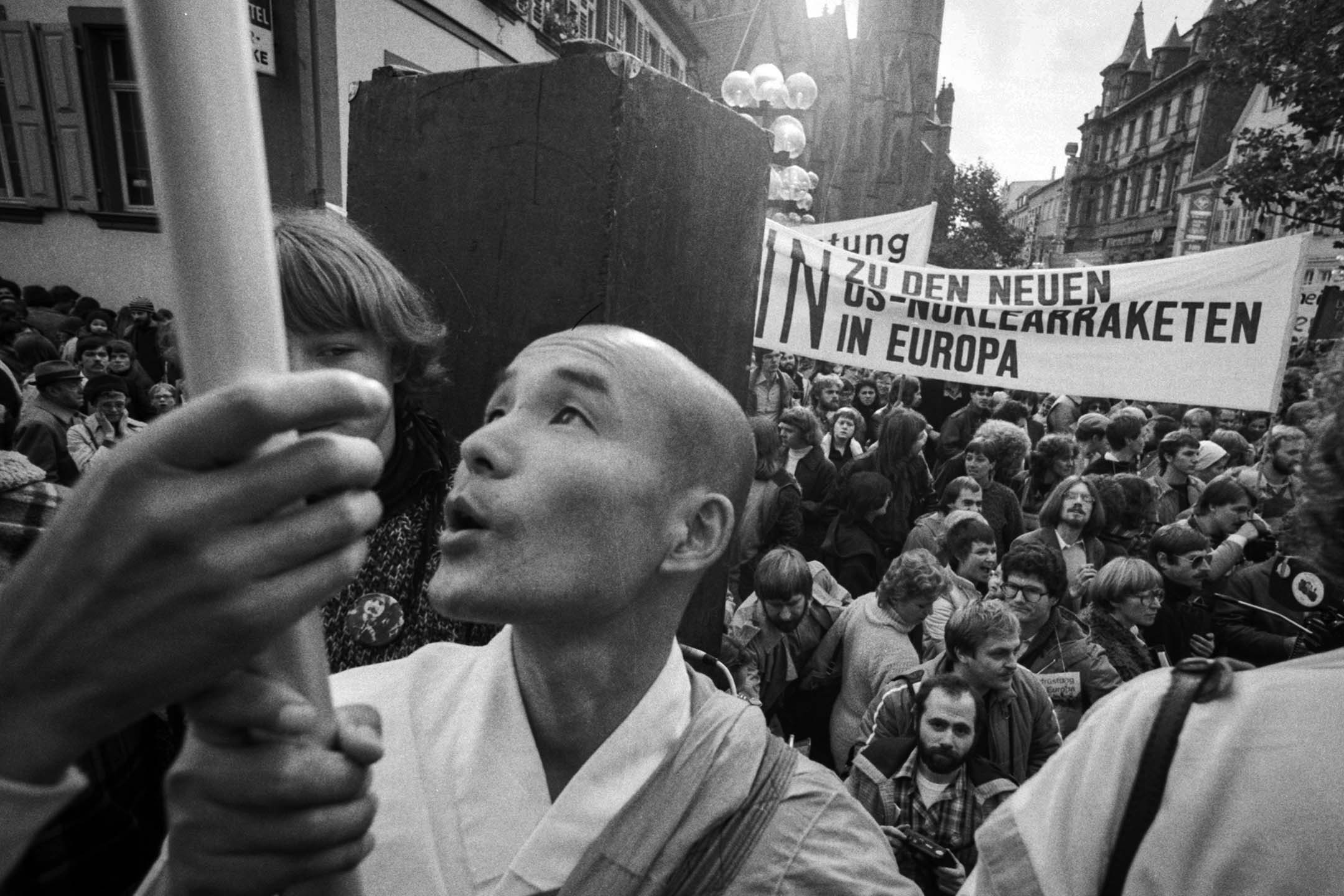 1980年10月26日,約 6000 名示威者參加德國舉行的反核武的和平運動集會。攝:Klaus Rose/picture alliance via Getty Images