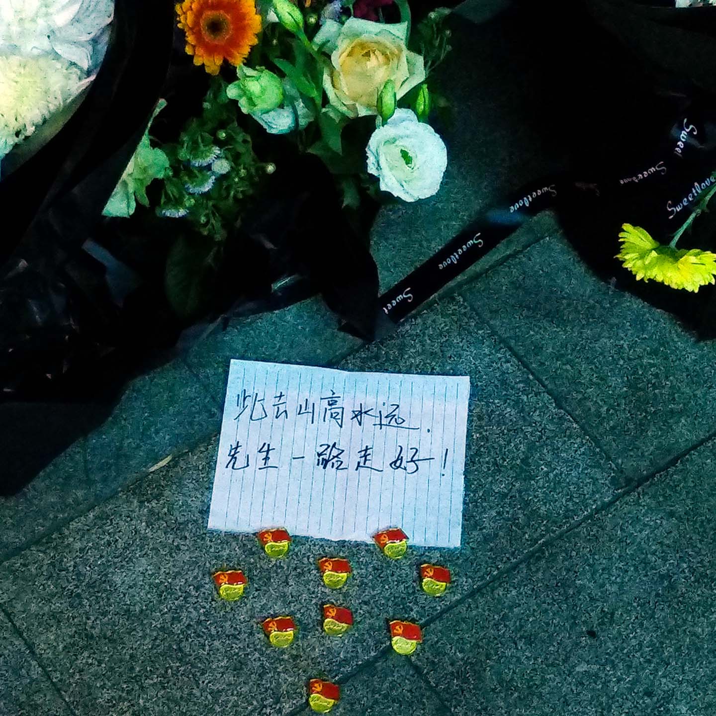 悼念现场的留言卡片。图:作者提供