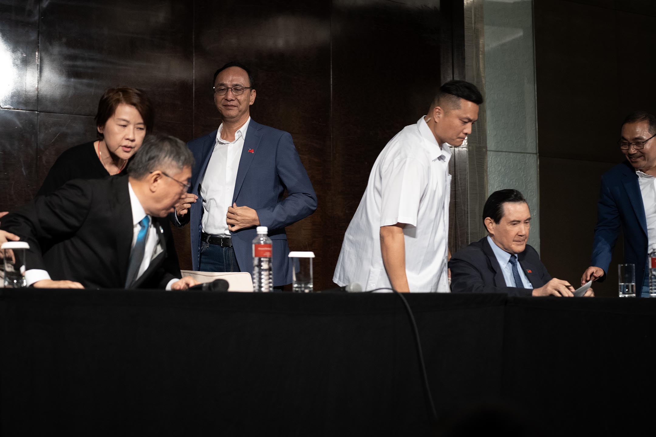 2023年11月23日,台灣2024大選候選人登記結束前一天,民眾黨主席及總統候選人柯文哲、鴻海集團創辦人郭台銘、前總統馬英九、國民黨主席朱立倫、國民黨總統候選人侯友宜在台北君悦酒店舉行記者會。攝:唐佐欣/端傳媒