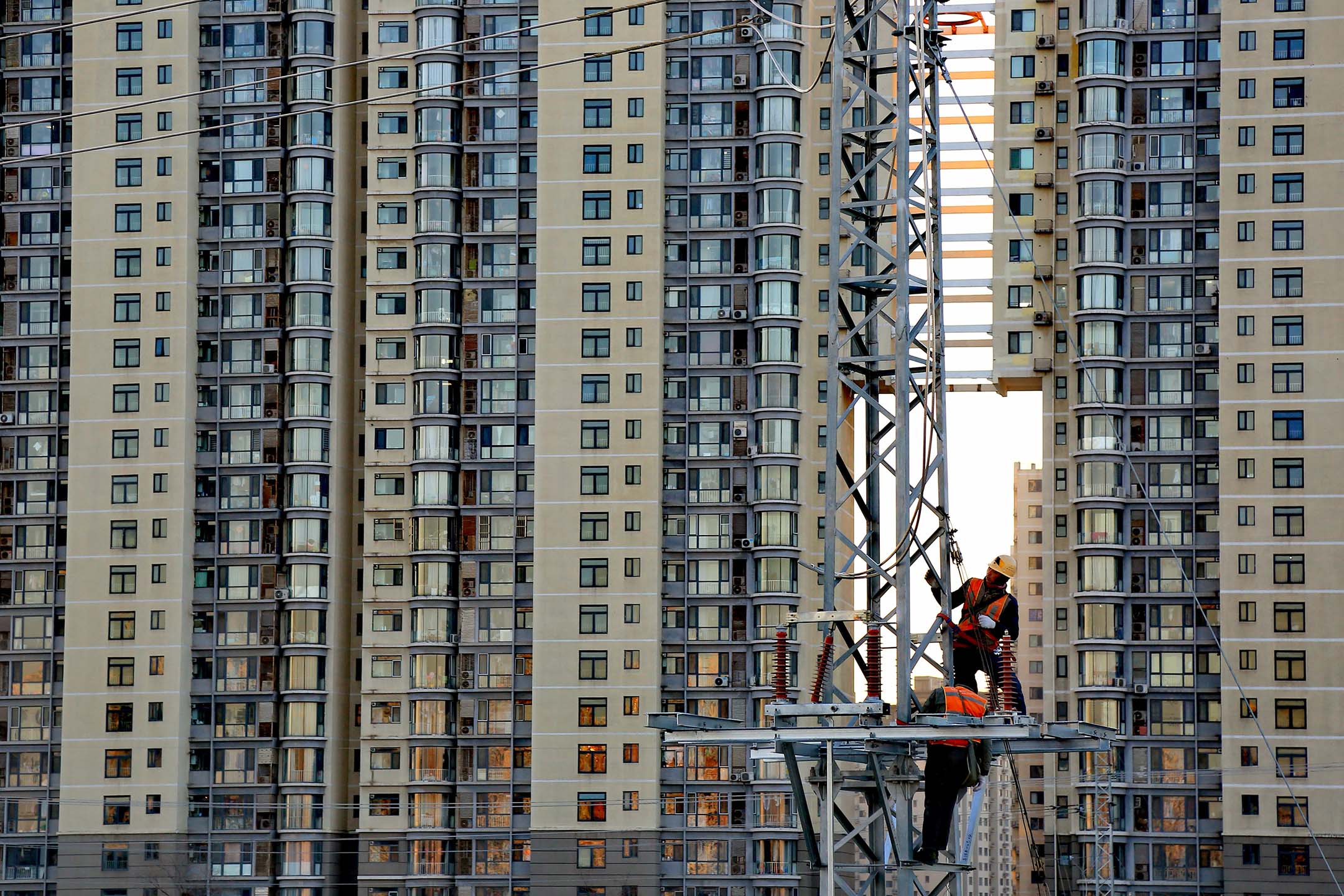 2021年12月18日,中國北京,火車站上正在維修的工人。攝:Zhou Jianlin/VCG via Getty Images