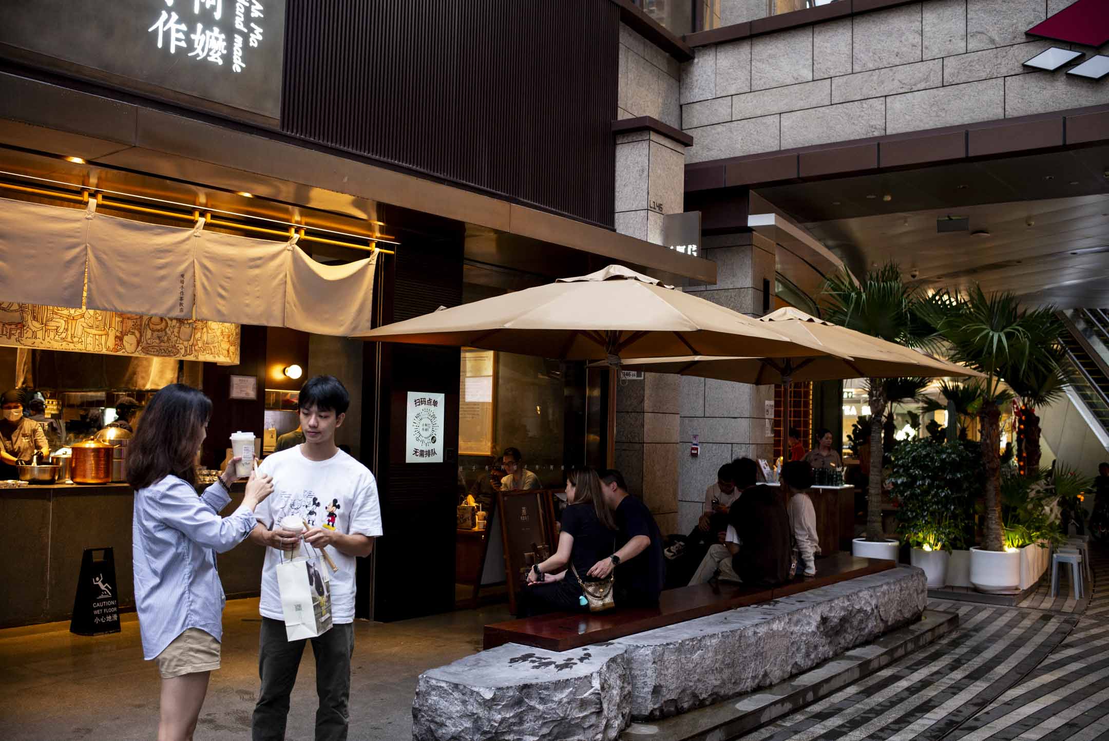 深圳福田區最大商場之一的卓悅中心的消費市民。攝:林振東/端傳媒