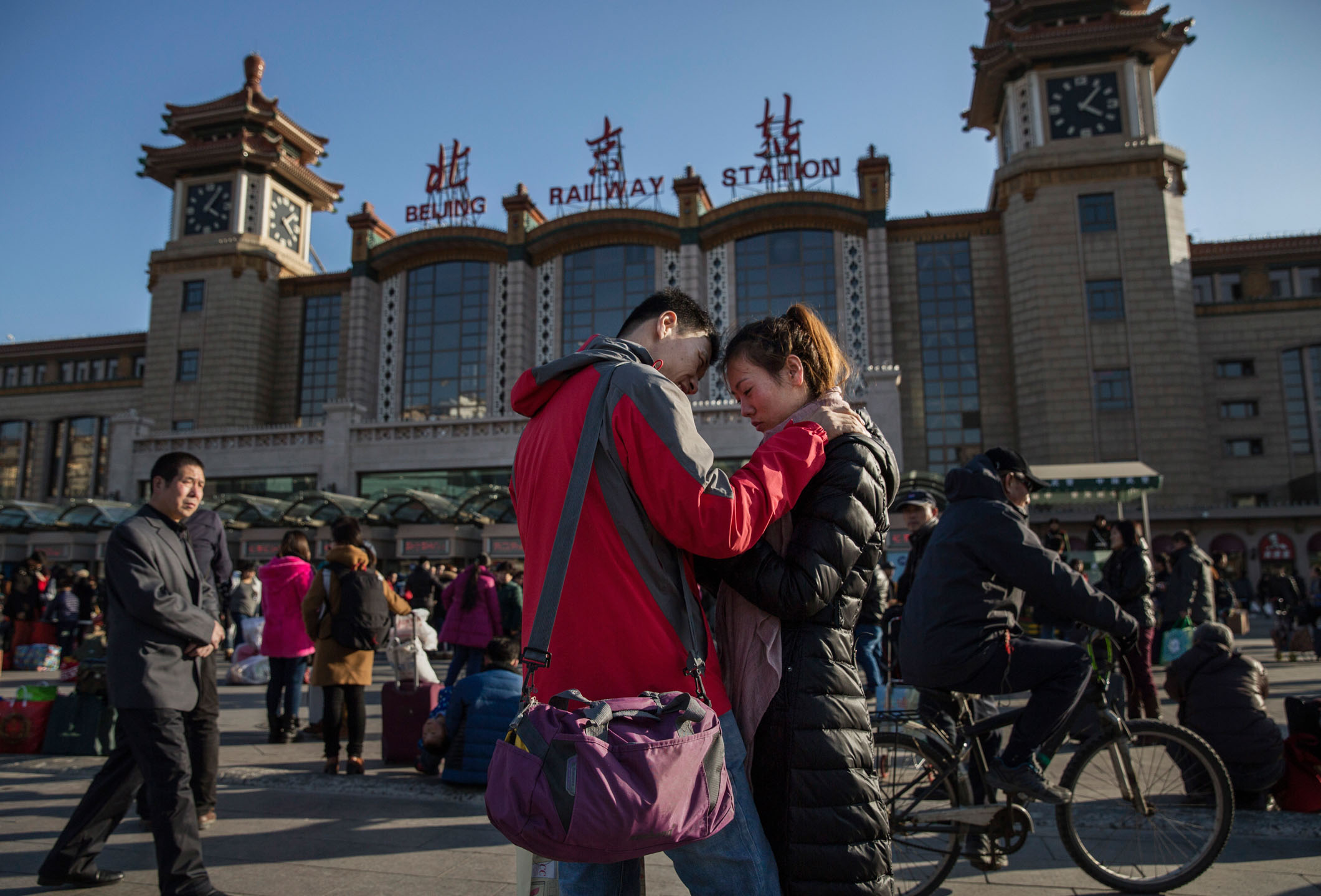 2015年2月17日,中國北京,春節假期前,市民在當地火車站外告別。攝:Kevin Frayer/Getty Images