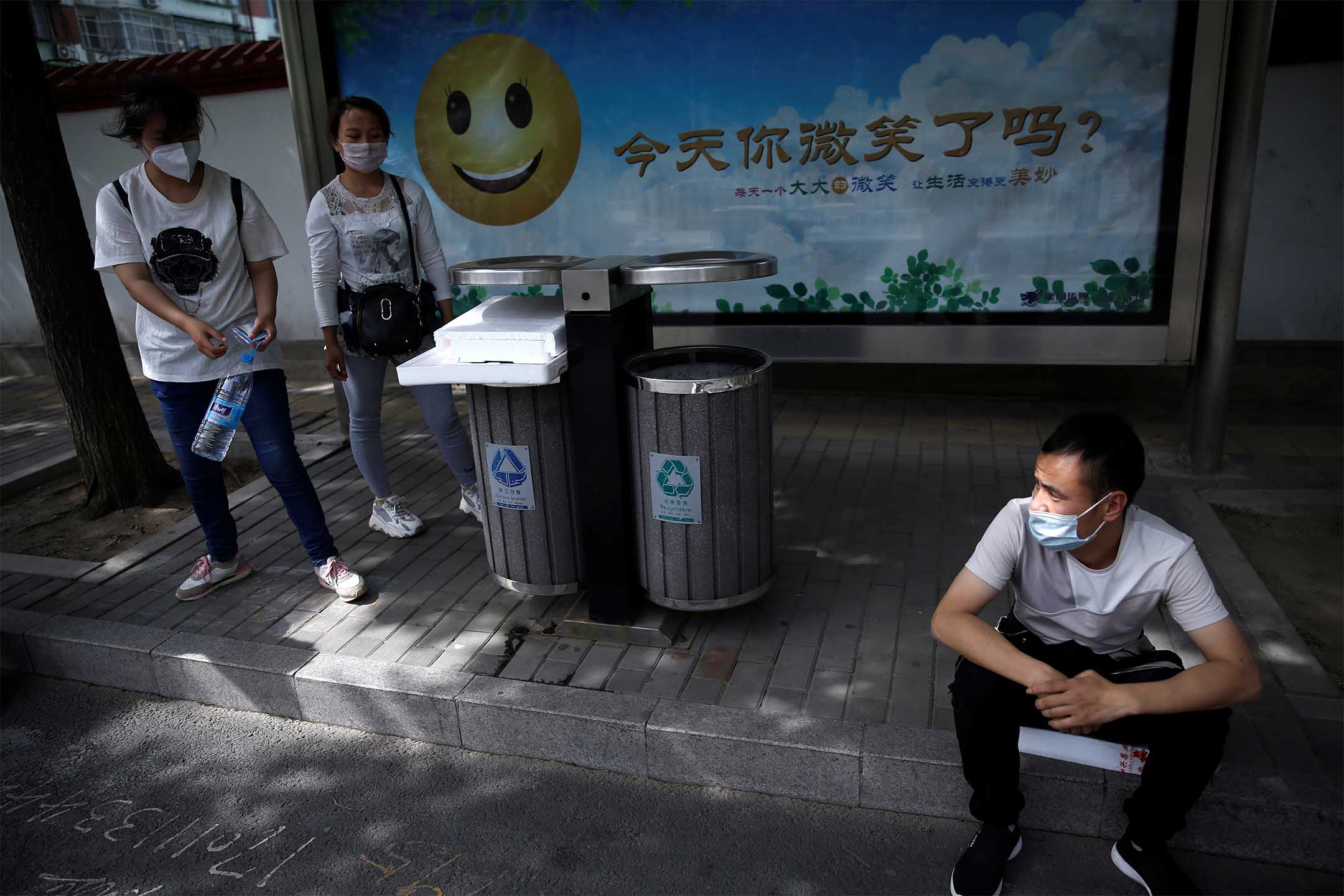 2020年5月13日,北京,疫情期间,求职者在前往购物中心寻找工作机会的路上。摄:Tingshu Wang/Reuters/达志影像