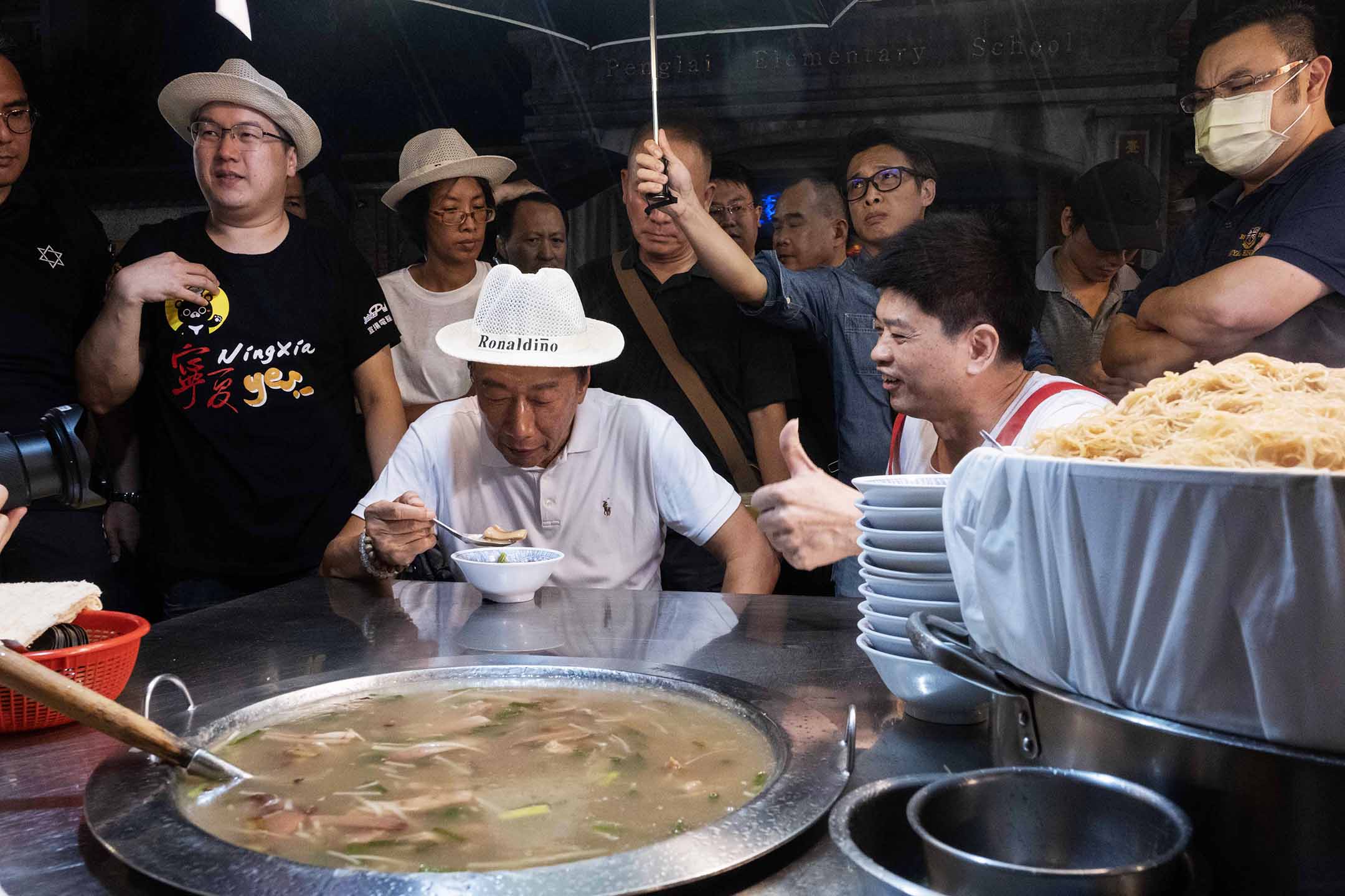 2023年9月6日,台北,郭台銘到寧夏夜市掃街。攝:陳焯輝/端傳媒