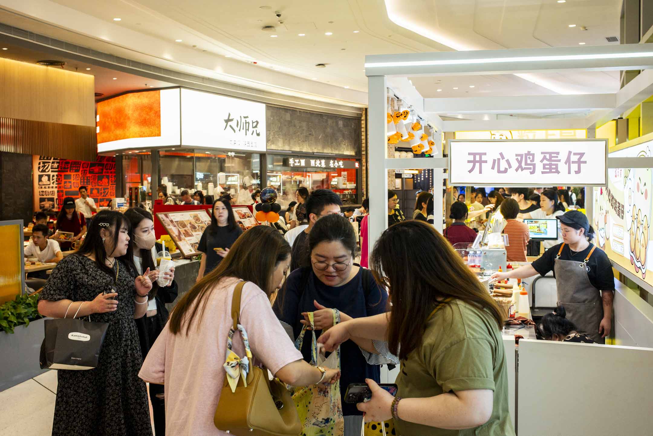 深圳福田區最大商場之一的卓悅中心的消費市民。攝:林振東/端傳媒