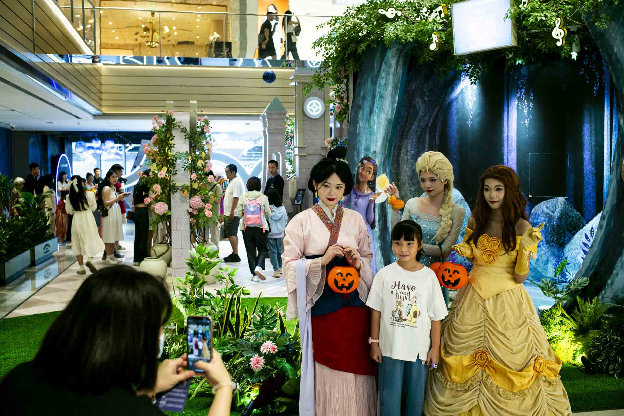 深圳的萬象城有萬聖節活動,有打扮成廸士尼卡通人物的女士與遊人拍照。攝:林振東/端傳媒