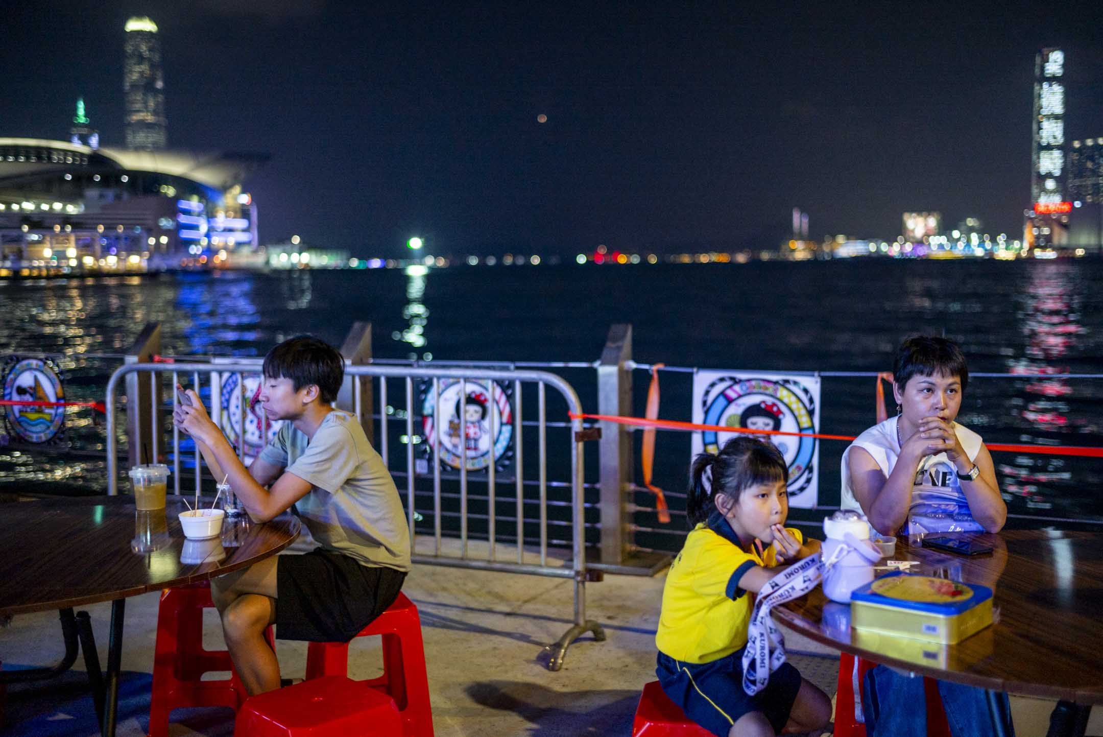 2023年9月27日,灣仔海濱夜市,市民享用現場消費的美食攝:攝:林振東/端傳媒