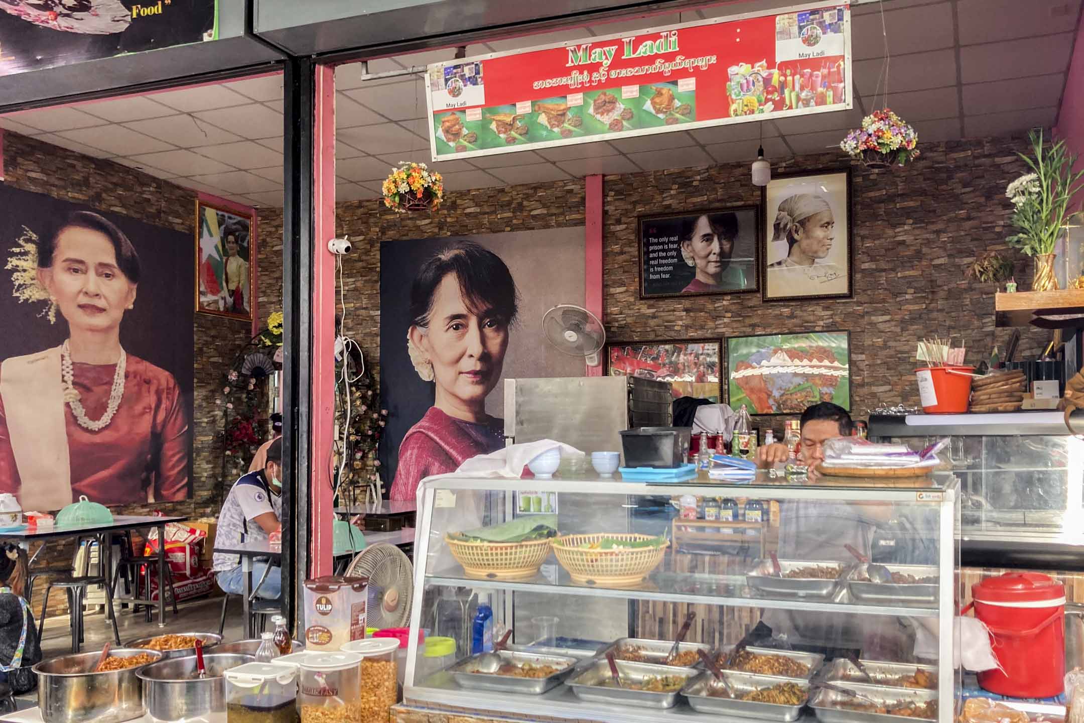曼谷郊区缅甸市场里的一家缅甸餐厅里挂满了昂山素季的像。摄影:伍勤