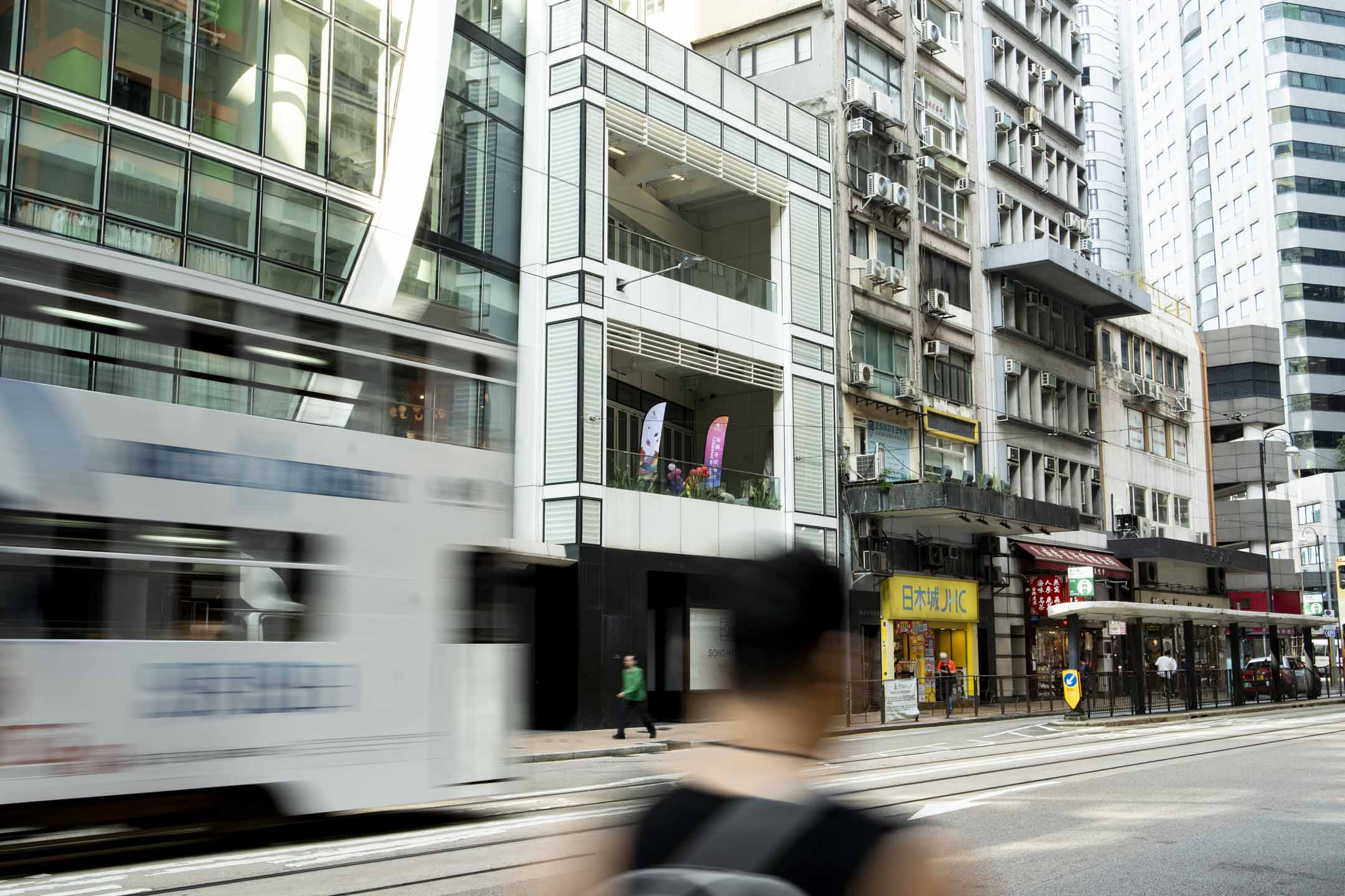 2023年11月6日,香港同樂會麻將賽事在上環Soho House進行,在場外的馬路上,只能看到兩面旗幟。攝影:易小艾