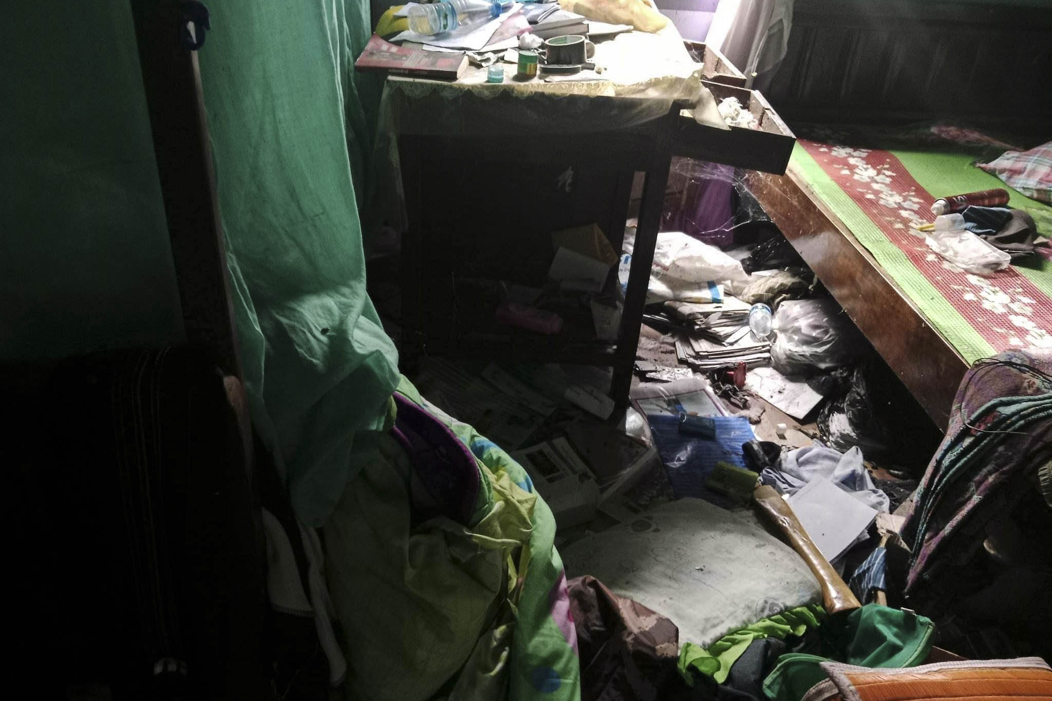 库布的弟弟再偷偷回到莱凯考镇的家中后,发现家里已经被军方洗劫过了。图:受访者提供