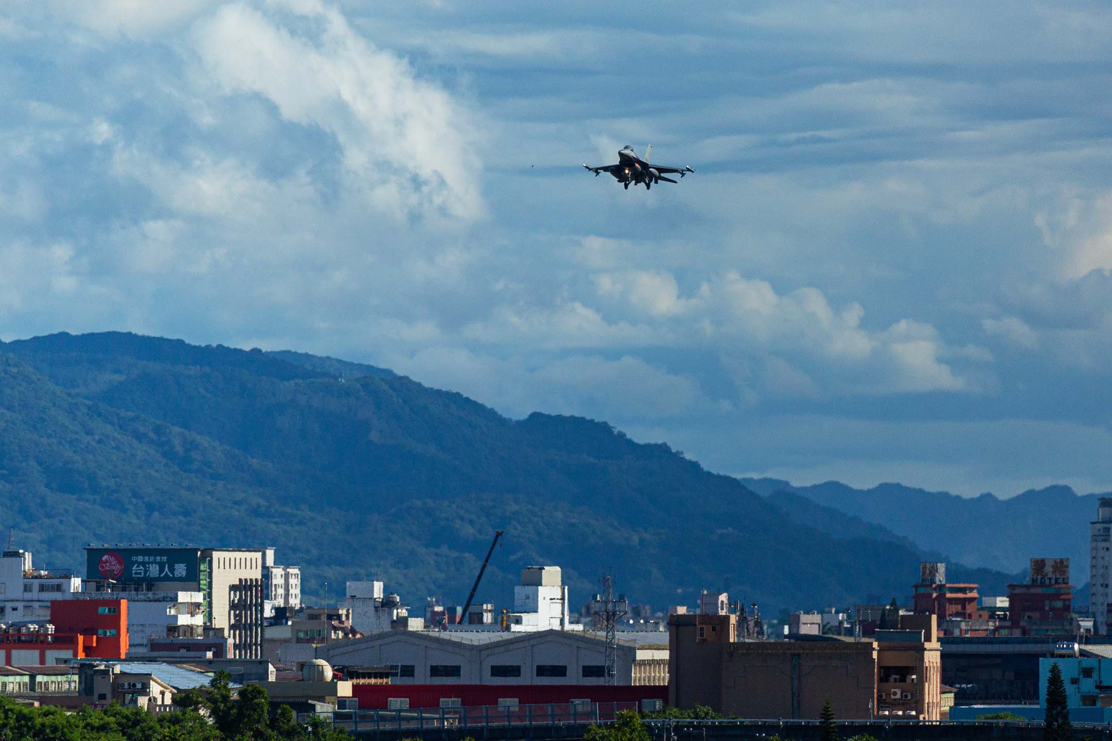 2022年8月6日,花莲,一架 F-16 战隼战斗机在空军基地降落。摄:Annabelle Chih/Getty Images