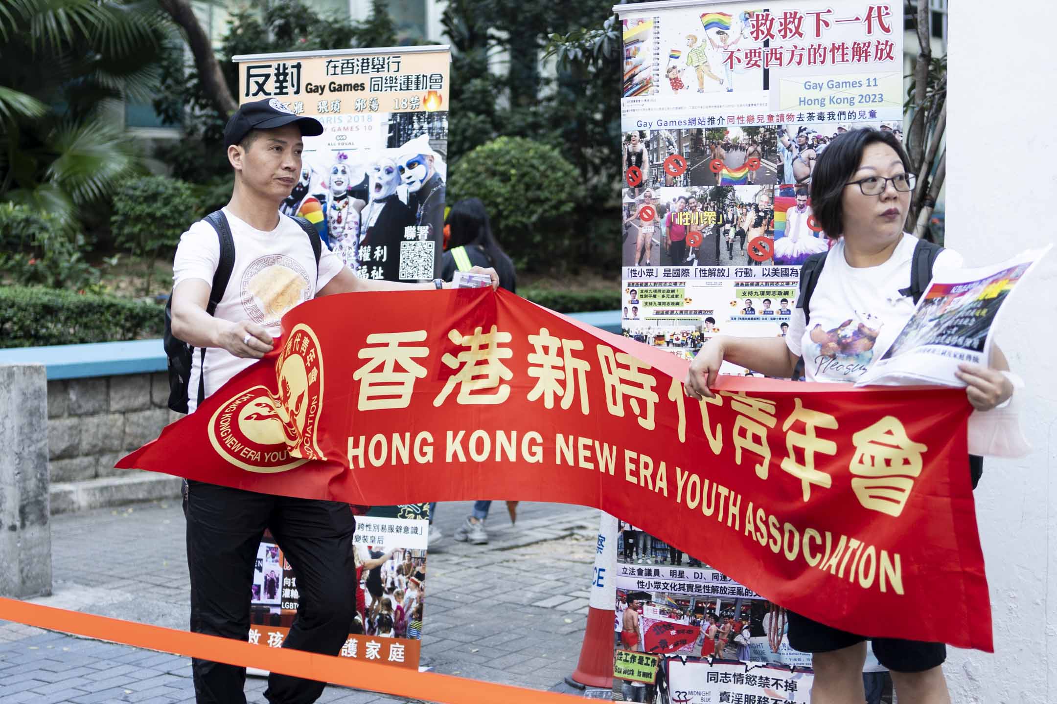 2023年11月4日,香港同樂會在伊利沙伯體育館開幕,來自「耶書亞愛家工程」的人士在通往伊館的路上擺台反對同運會。攝影:易小艾