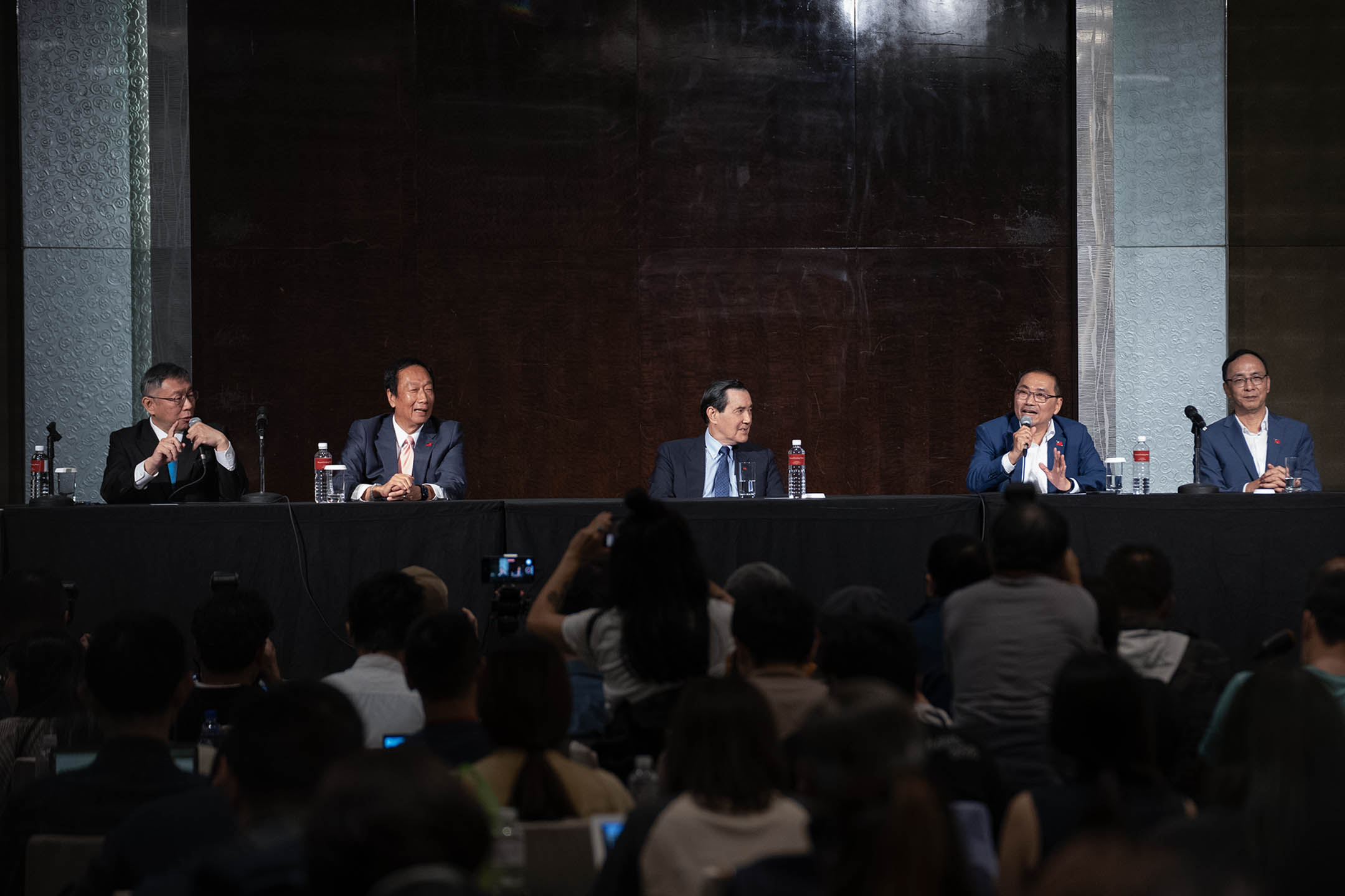 2023年11月23日,台灣2024大選候選人登記結束前一天,民眾黨主席及總統候選人柯文哲、鴻海集團創辦人郭台銘、前總統馬英九、國民黨總統候選人侯友宜、國民黨主席朱立倫在台北君悦酒店舉行記者會。攝:唐佐欣/端傳媒