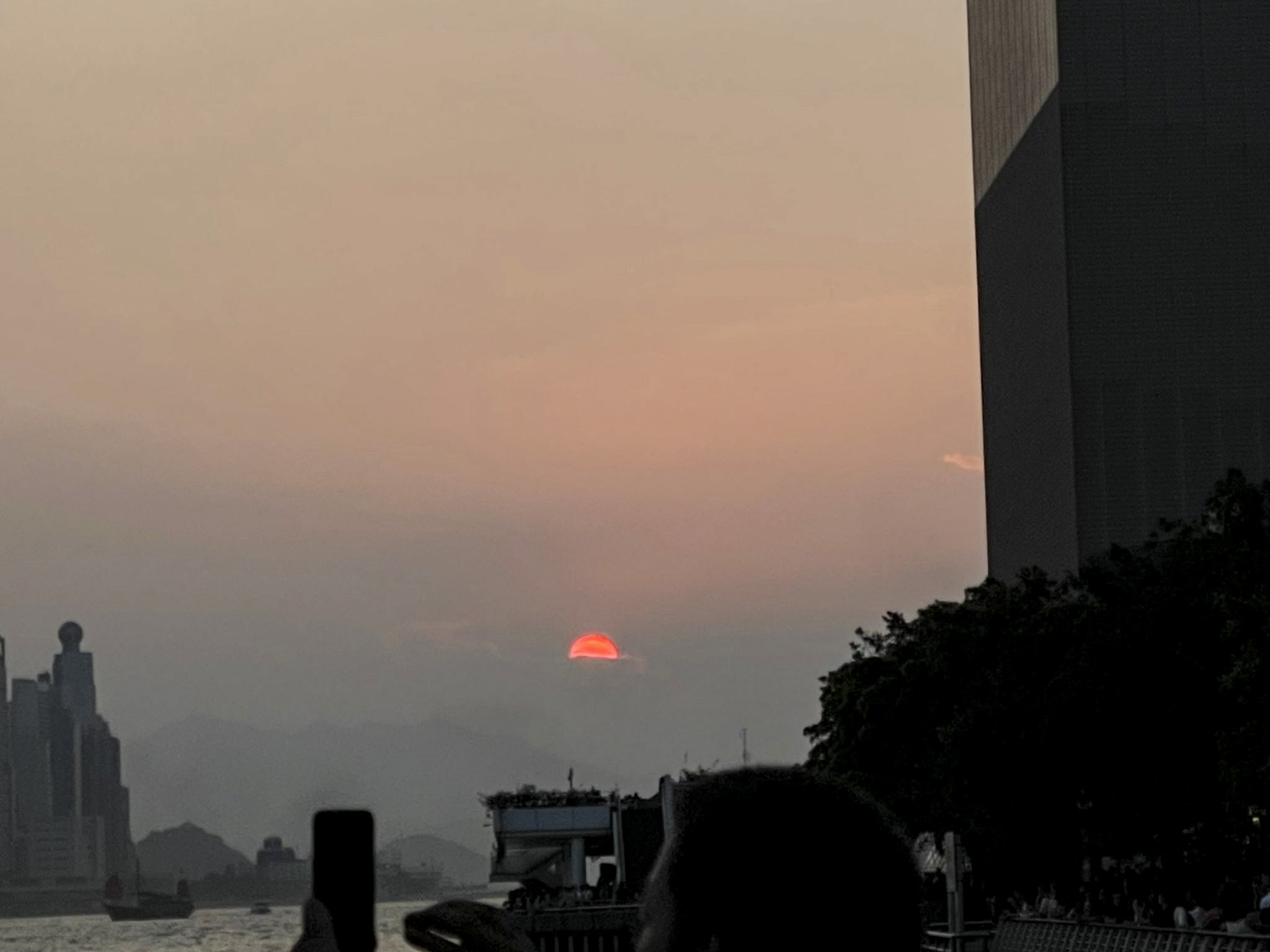 9月30日，看完《霸王別姬》首映要離開香港，進地鐵站前拍下維港角落裏的夕陽。攝影：小錢