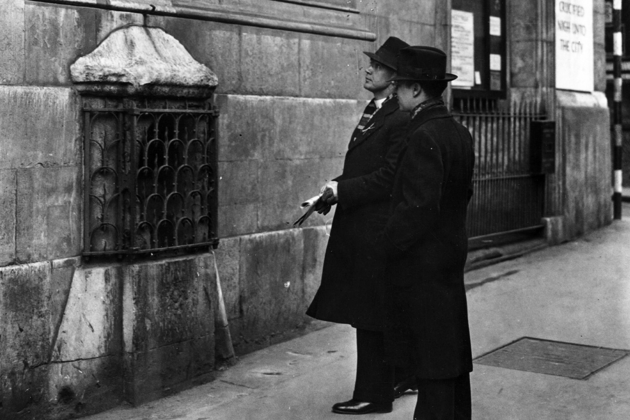1937年3月29日,伦敦坎农街的伦敦石。 摄:Hulton Archive/Getty Images