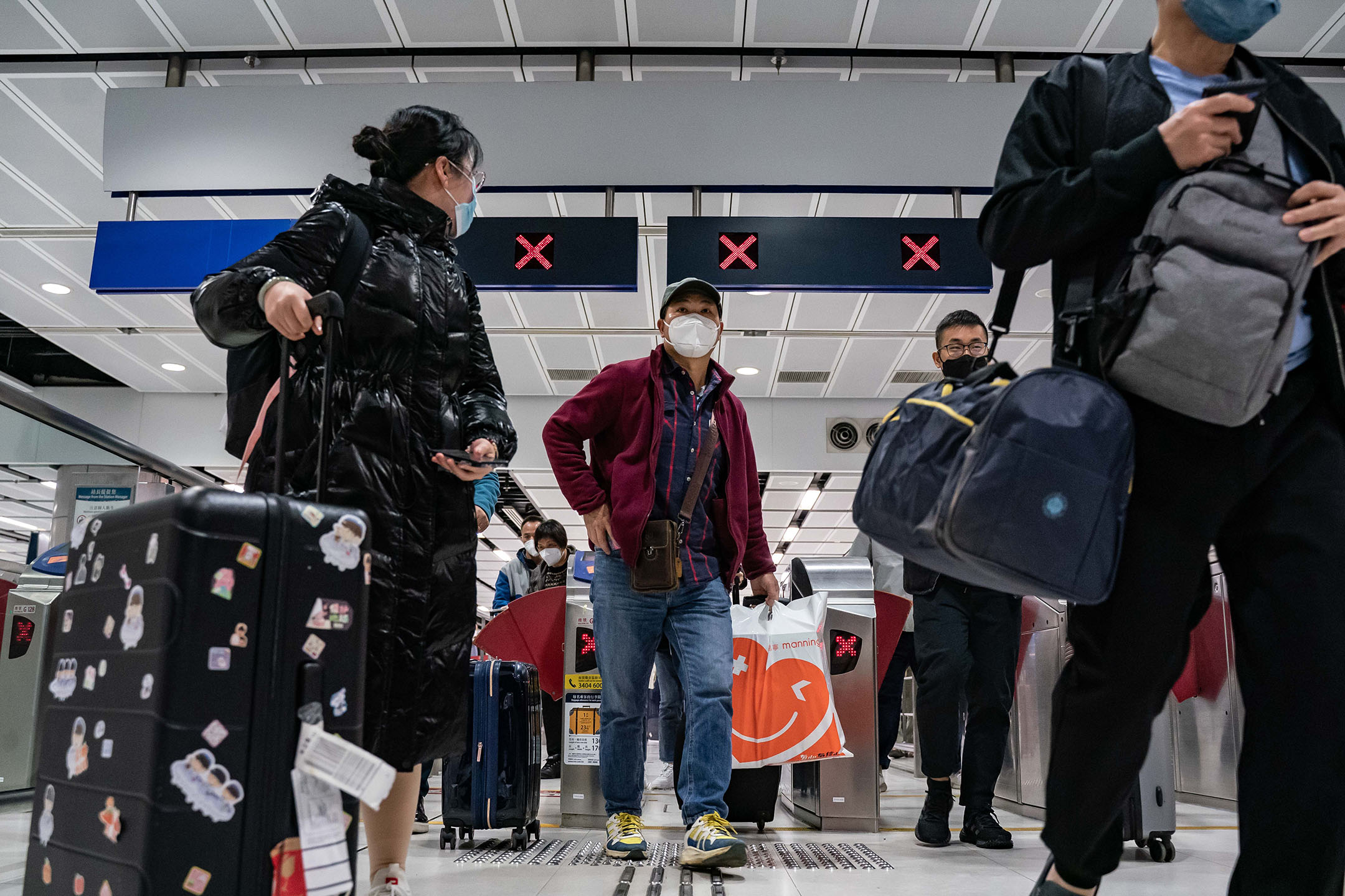 2023年1月8日,旅客在香港落馬洲邊境檢查站。 攝:Anthony Kwan/Getty Images
