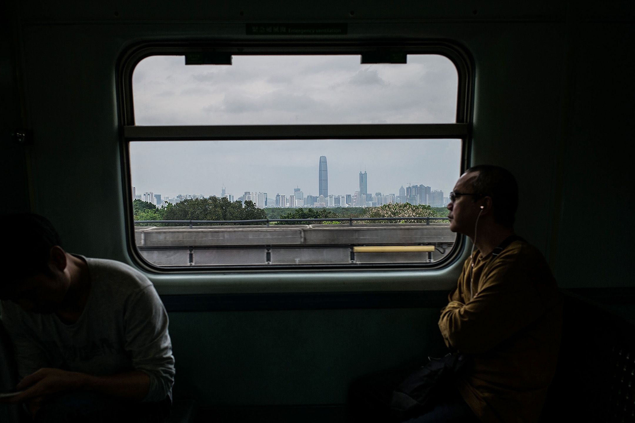 2016年4月3日,從上水到落馬洲的鐵路列車上。攝:Lam Yik Fei/Getty Images