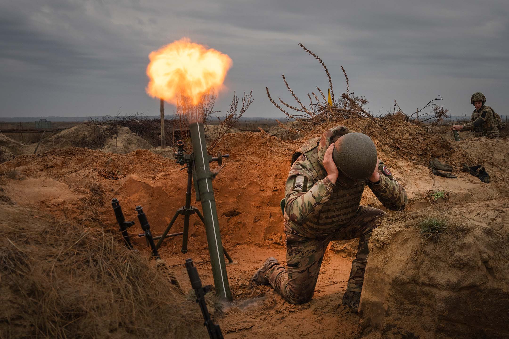 2023年11月8日,乌克兰士兵正在进行军事训练。摄:Efrem Lukatsky/AP/达志影像