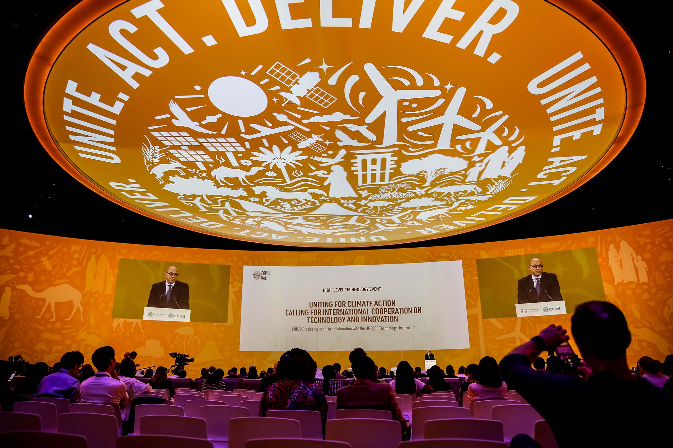 2023年12月8日,杜拜,联合国气候变迁纲要公约(UNFCCC)执行秘书 Simon Stiell 在COP28会议上发表讲话。摄:Dominika Zarzycka/NurPhoto via Getty Images