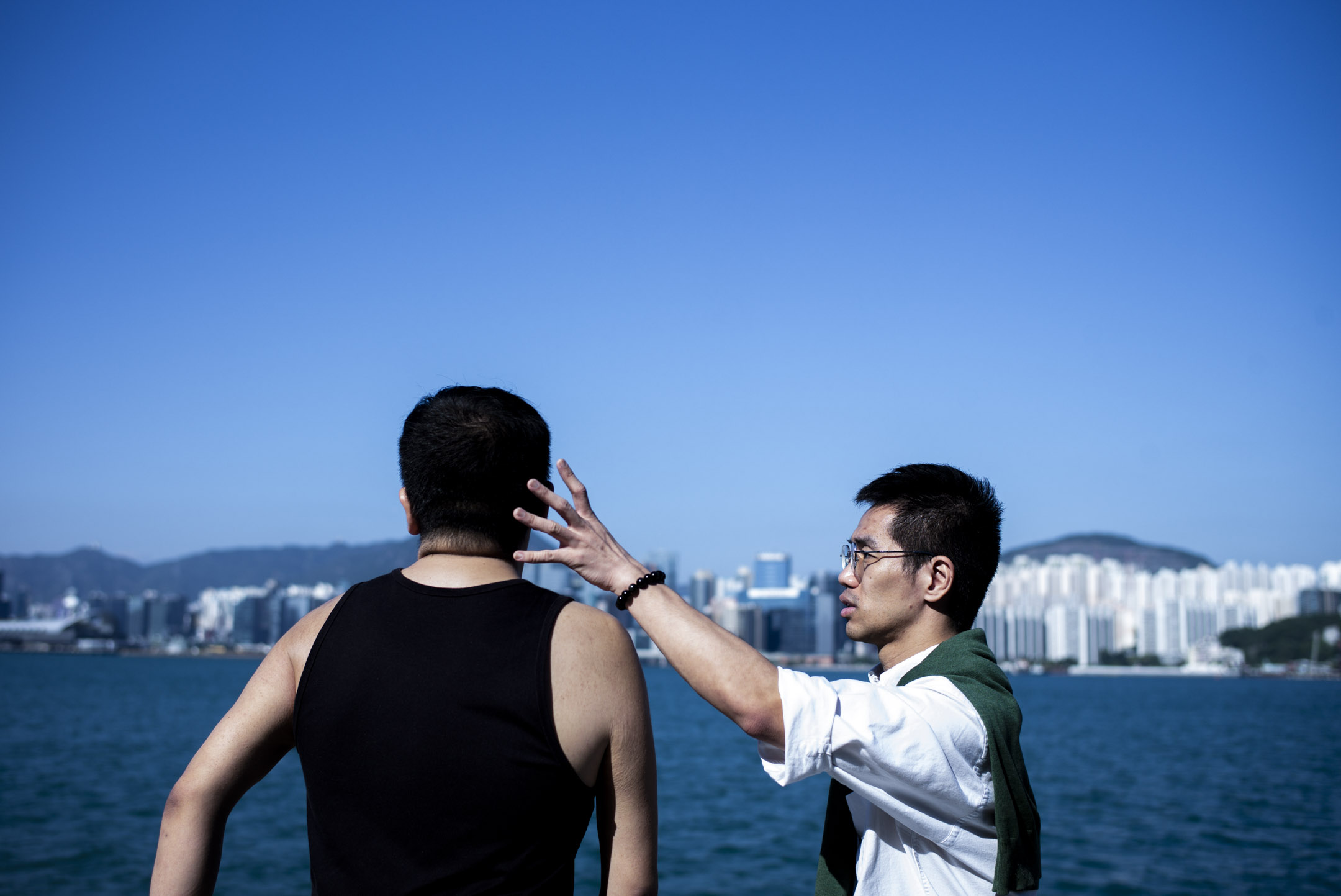 求助者去见社工或者去医院覆诊,很多时会觉得自己像一个病人。CT 认为他们有时更需要一个朋友,像朋友一样聊天,一起去吃一顿下午茶,一起去海傍晒太阳、吹海风。上一次见面,CT 教过 Noah 做伸展运动,Noah 其后每天都会落街散步。摄:林振东/端传媒