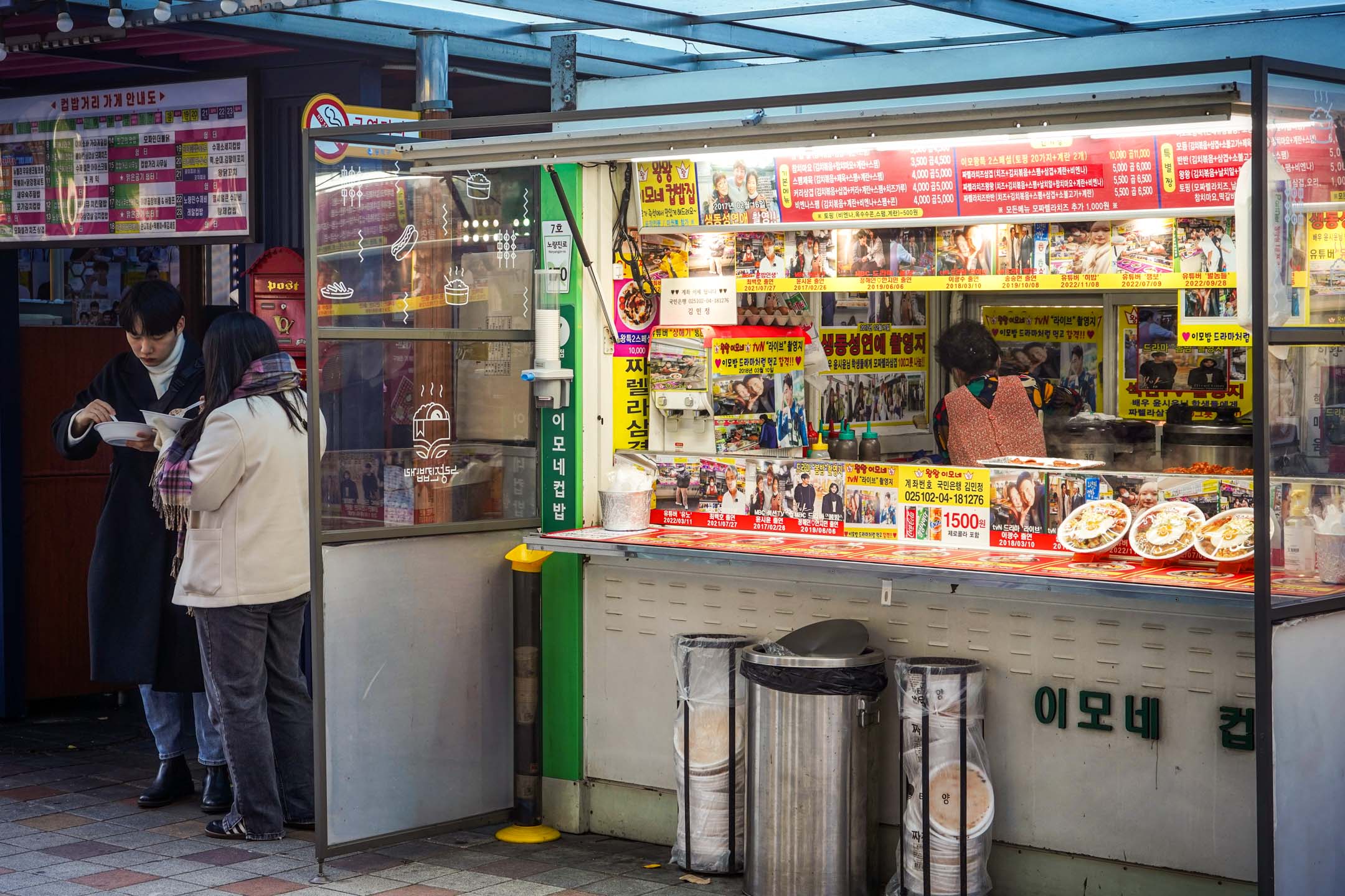 “杯饭一条街”是鹭梁津的特殊风景，店家将饭菜全装 在一个大碗，让繁忙的考生站著扒饭，快速解决一餐。摄：吴珮如