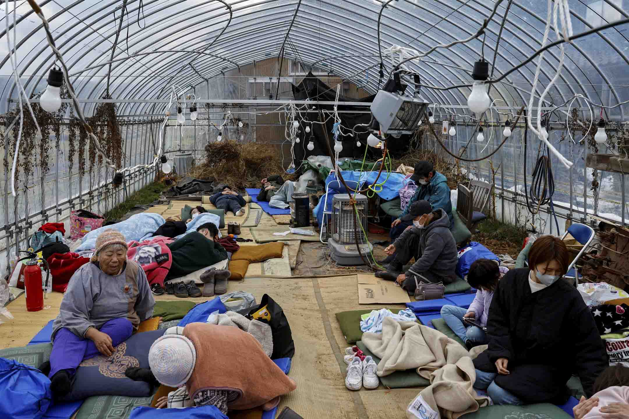 2024年1月2日,日本石川县轮岛地震发生后,疏散人员在改建为疏散中心的温室里休息。摄:Kim Kyung-Hoon/Reuters/达志影像