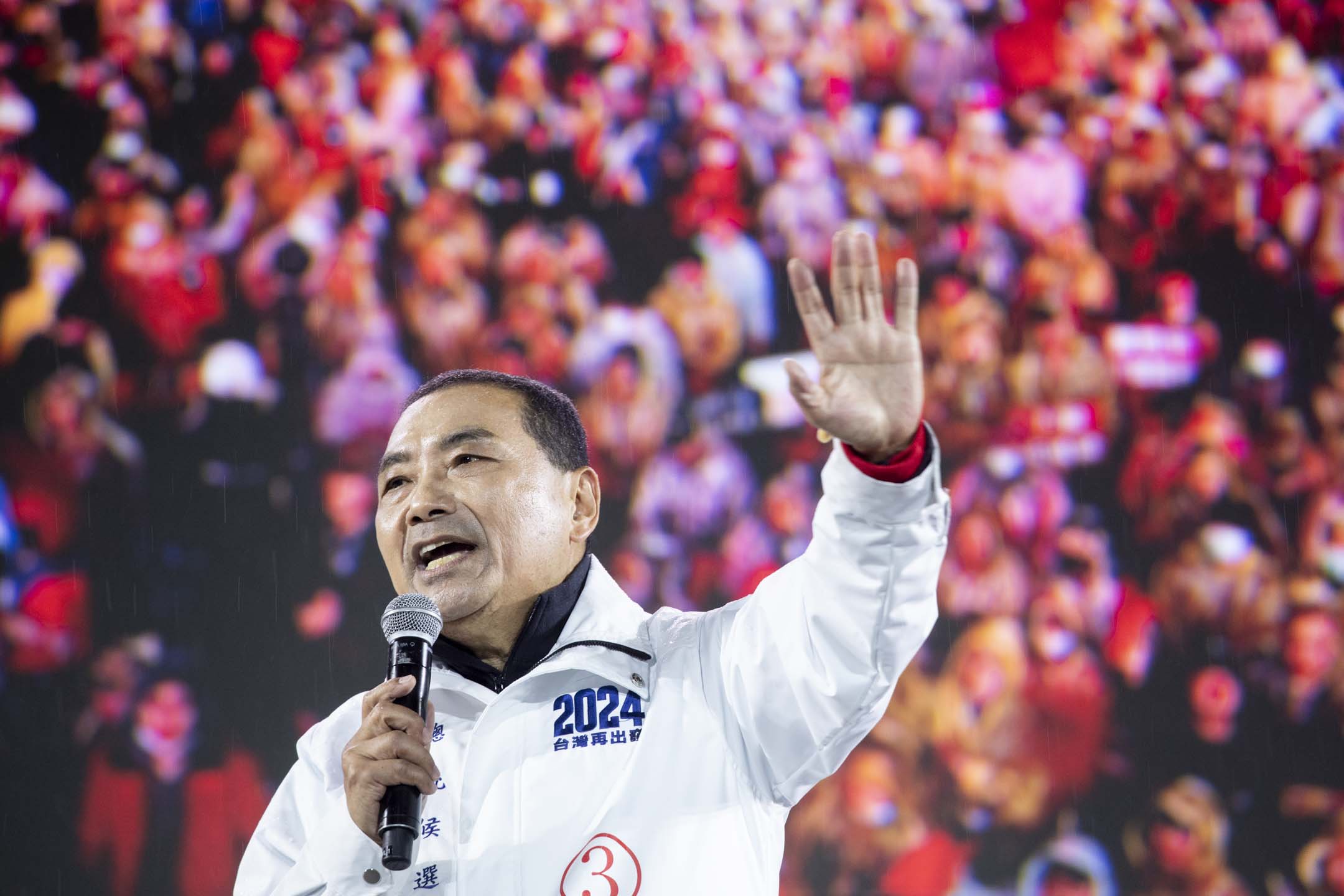 2023年12月23日,國民黨總統候選人侯友宜在凱達格蘭大道舉行「台灣平安,人民侯康」造勢大會。攝:林振東/端傳媒