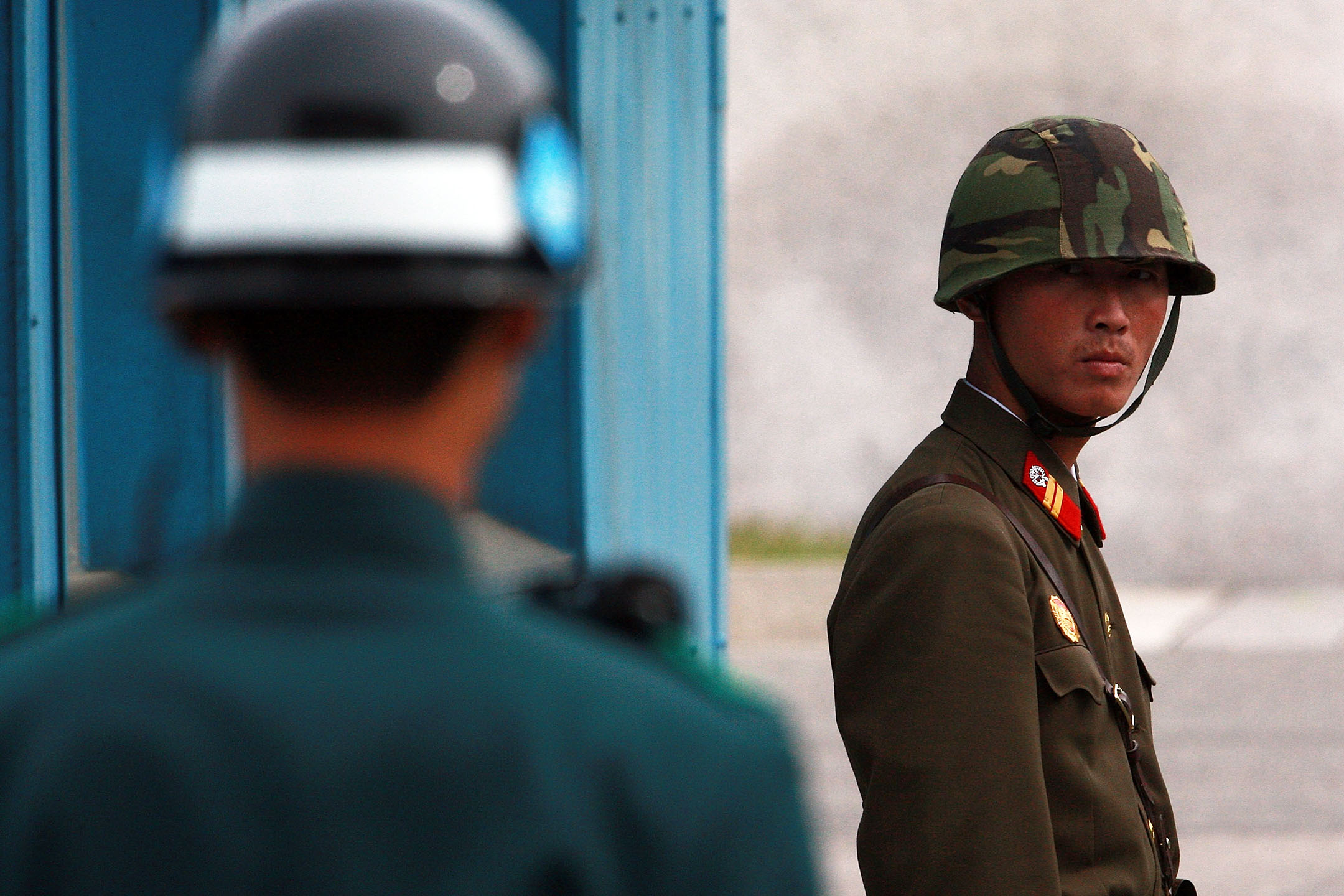 2010年9月29日,韓國板門店,一名朝鮮士兵(右)看著韓國士兵。攝:Lee Tae-Kyung/Getty Images