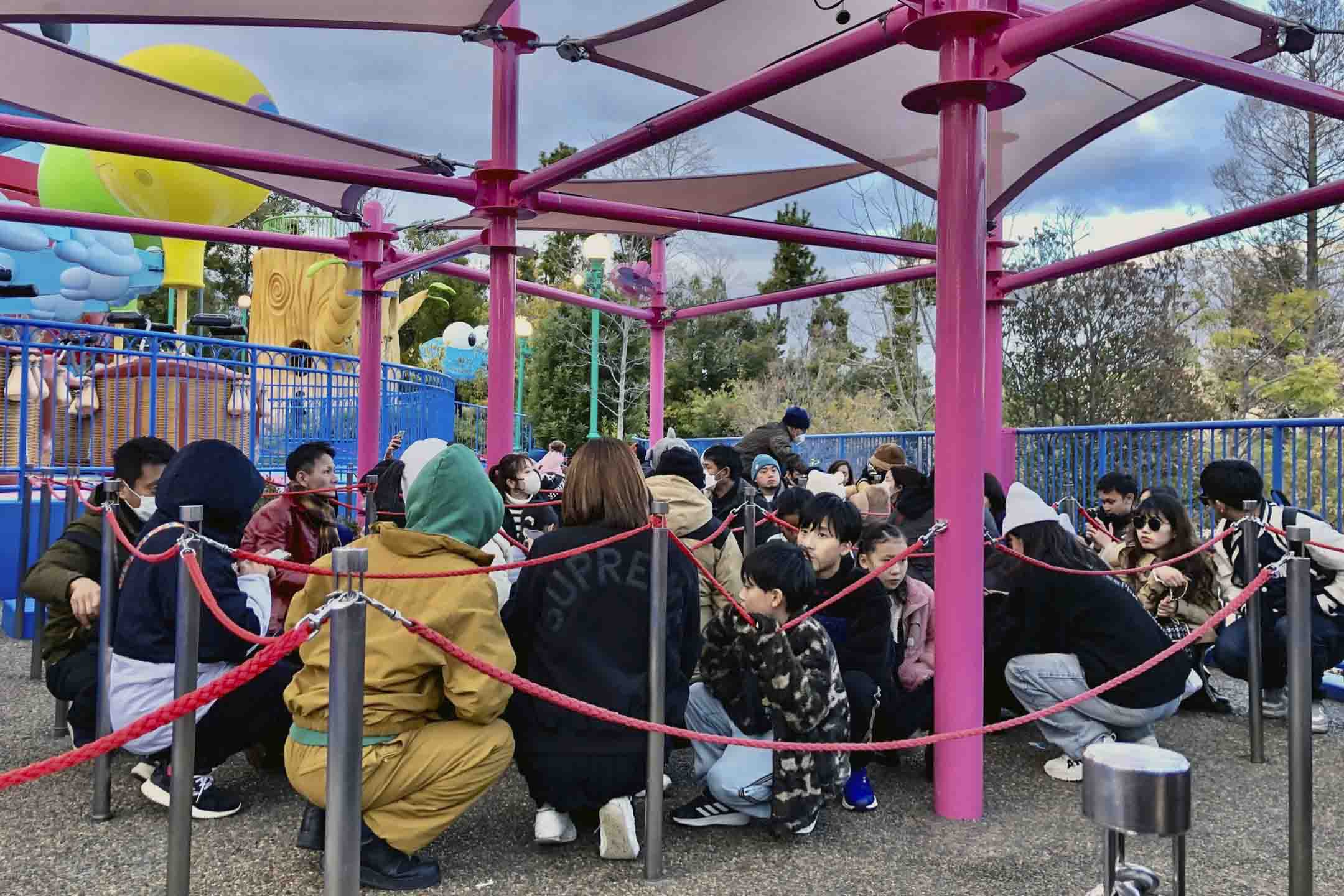 2024年1月1日,日本大阪环球影城发生地震时,游客蹲下身子。摄:Kyodo/via Reuters/达志影像
