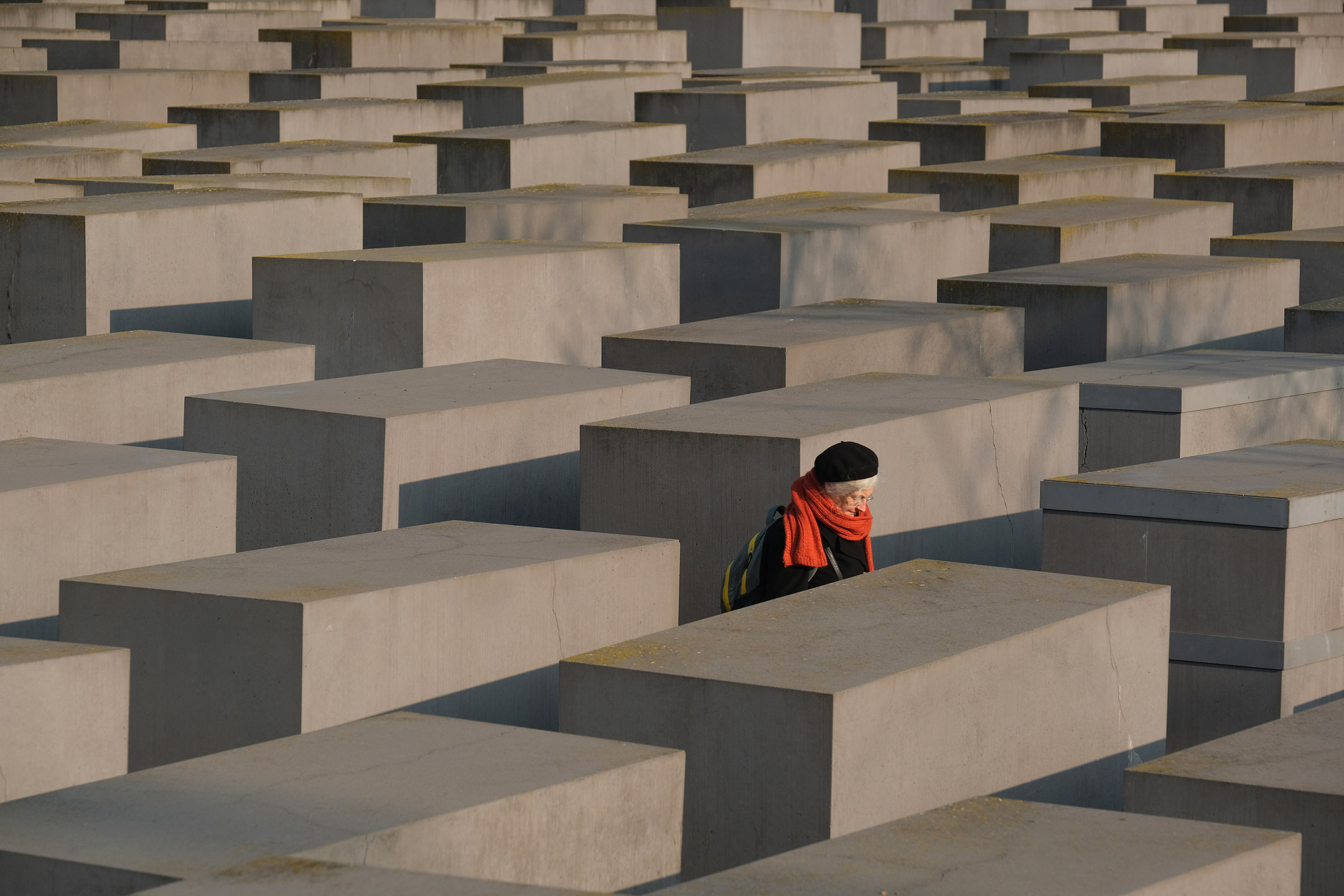 2020年1月24日,德國柏林,一名老人在猶太人紀念碑前行走。攝:Sean Gallup/Getty Images