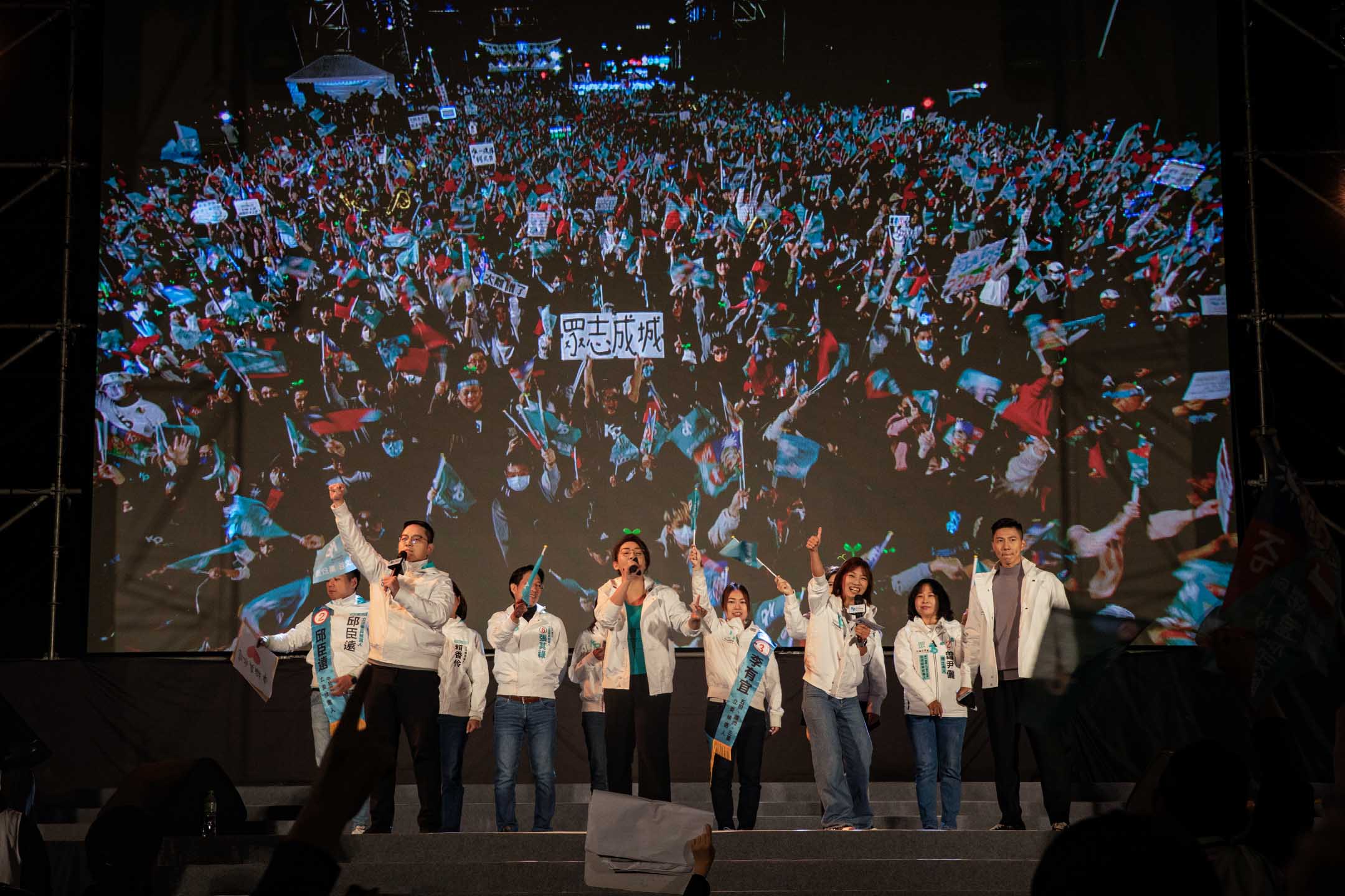 2024年1月12日,民眾黨正副總統候選人柯文哲、吳欣盈在台北市凱達格蘭大道舉辦「台灣選哲1定會贏 公民凱道之夜」。攝:陳焯煇/端傳媒
