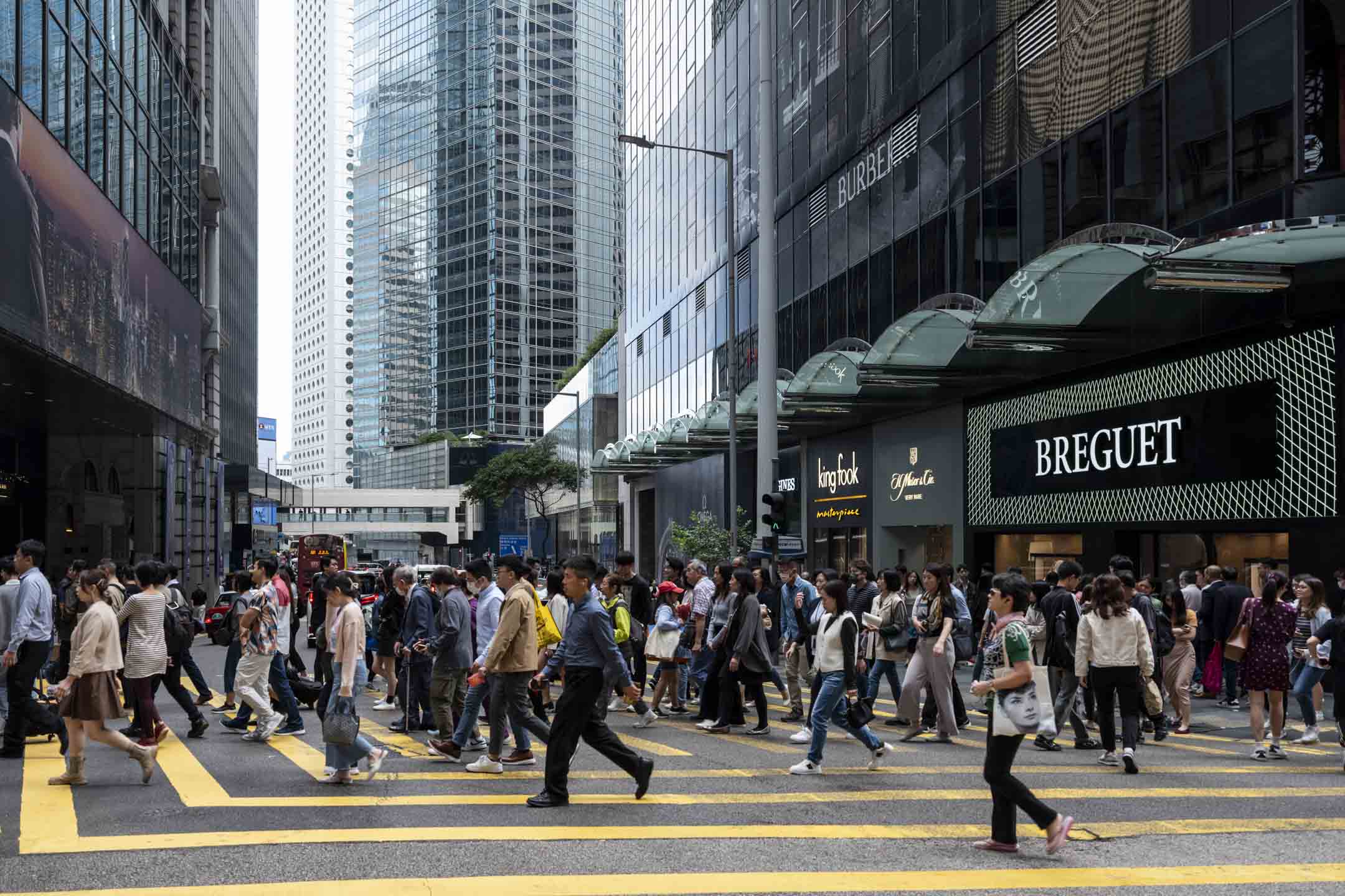 2023年12月15日,香港中环的上班人士。摄:林振东/端传媒