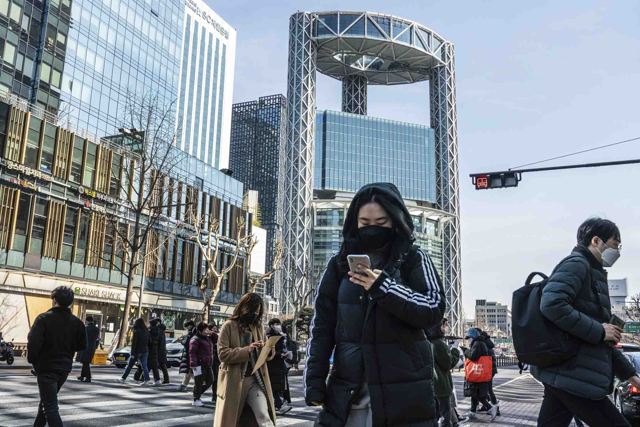 2022年2月18日,韩国首尔的上班人士。摄:Simon Shin/SOPA Images/LightRocket via Getty Images