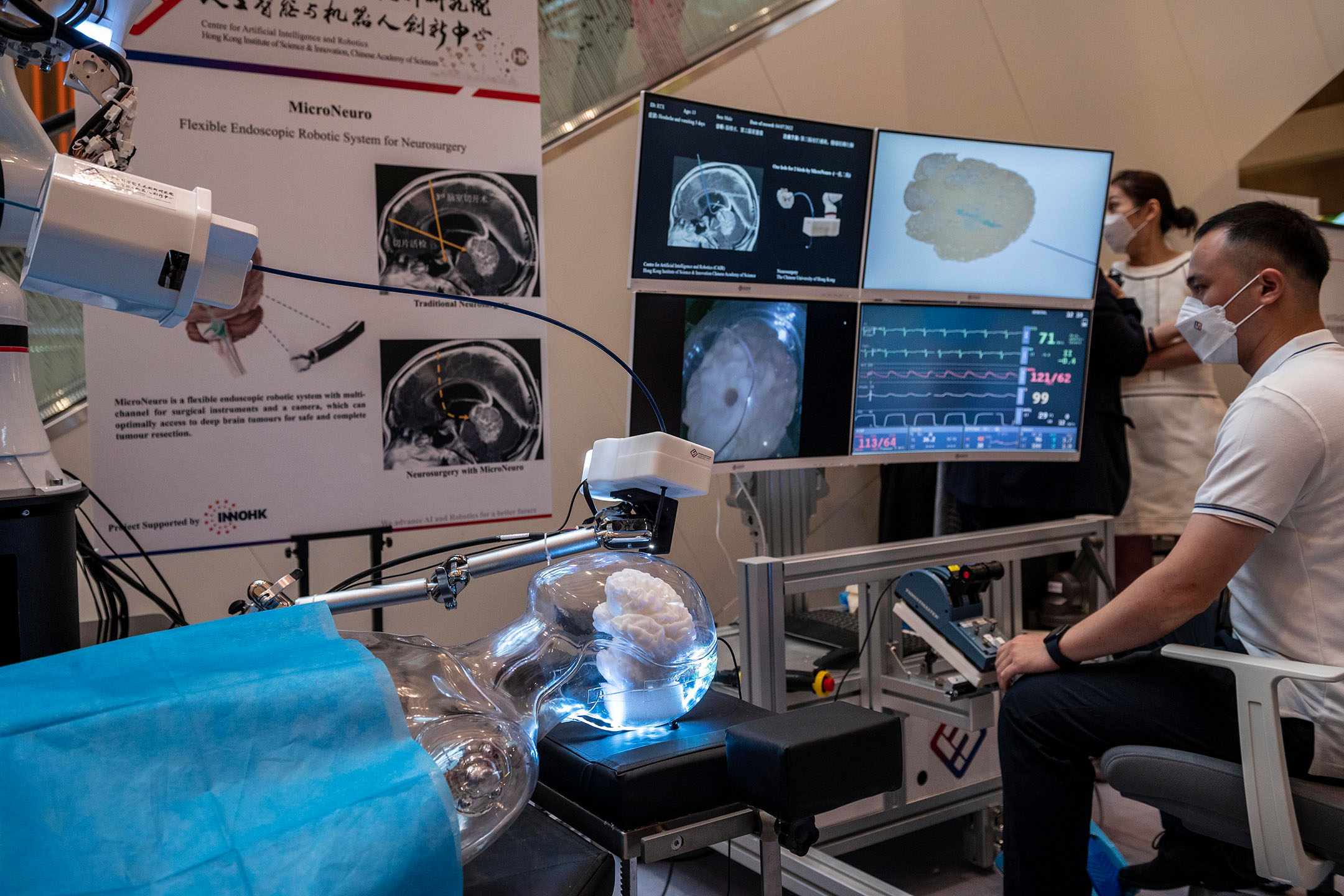 2022年7月6日，香港，科學園的展覽中展示人工智慧的微神經手術機器人系統。攝：Vernon Yuen/NurPhoto via Getty Images