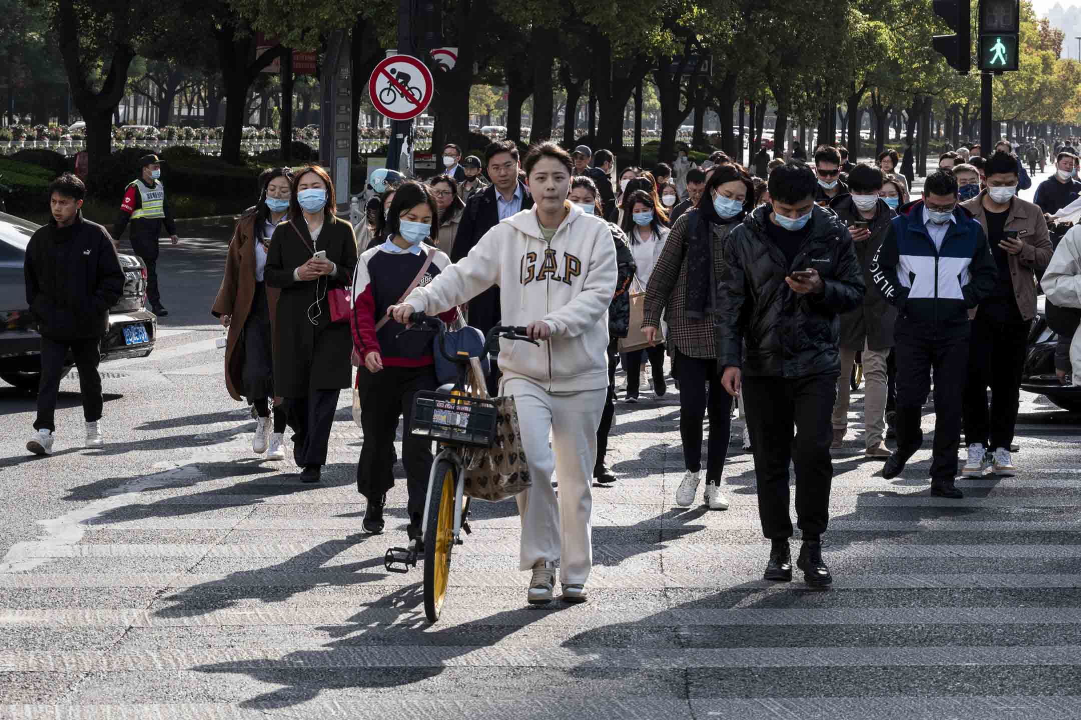 2023年3月15日,中国上海浦东陆家嘴的上班人士。摄:LCT/端传媒