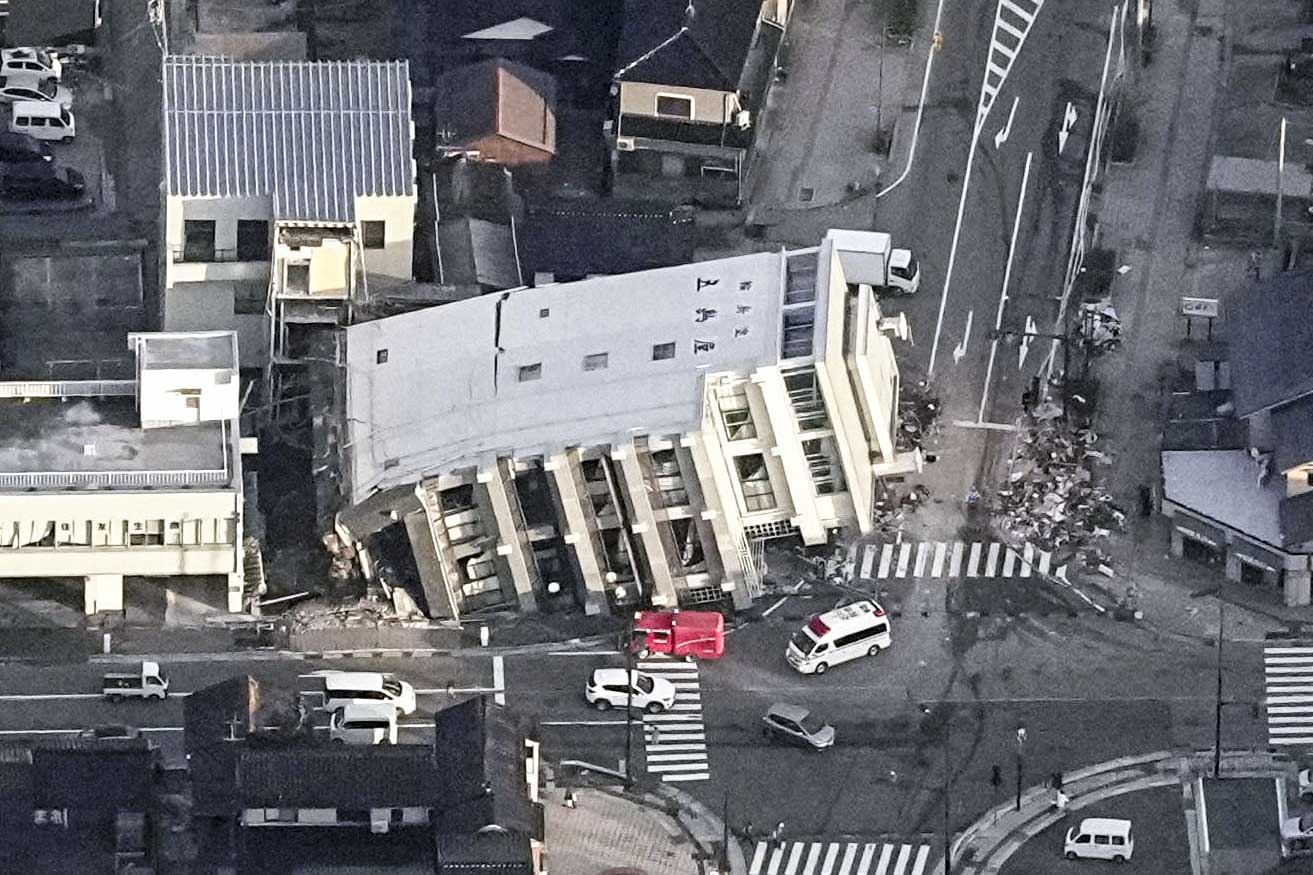 2024年1月2日,日本石川县轮岛地震造成的一座倒塌建筑物。摄:Kyodo/via Reuters/达志影像